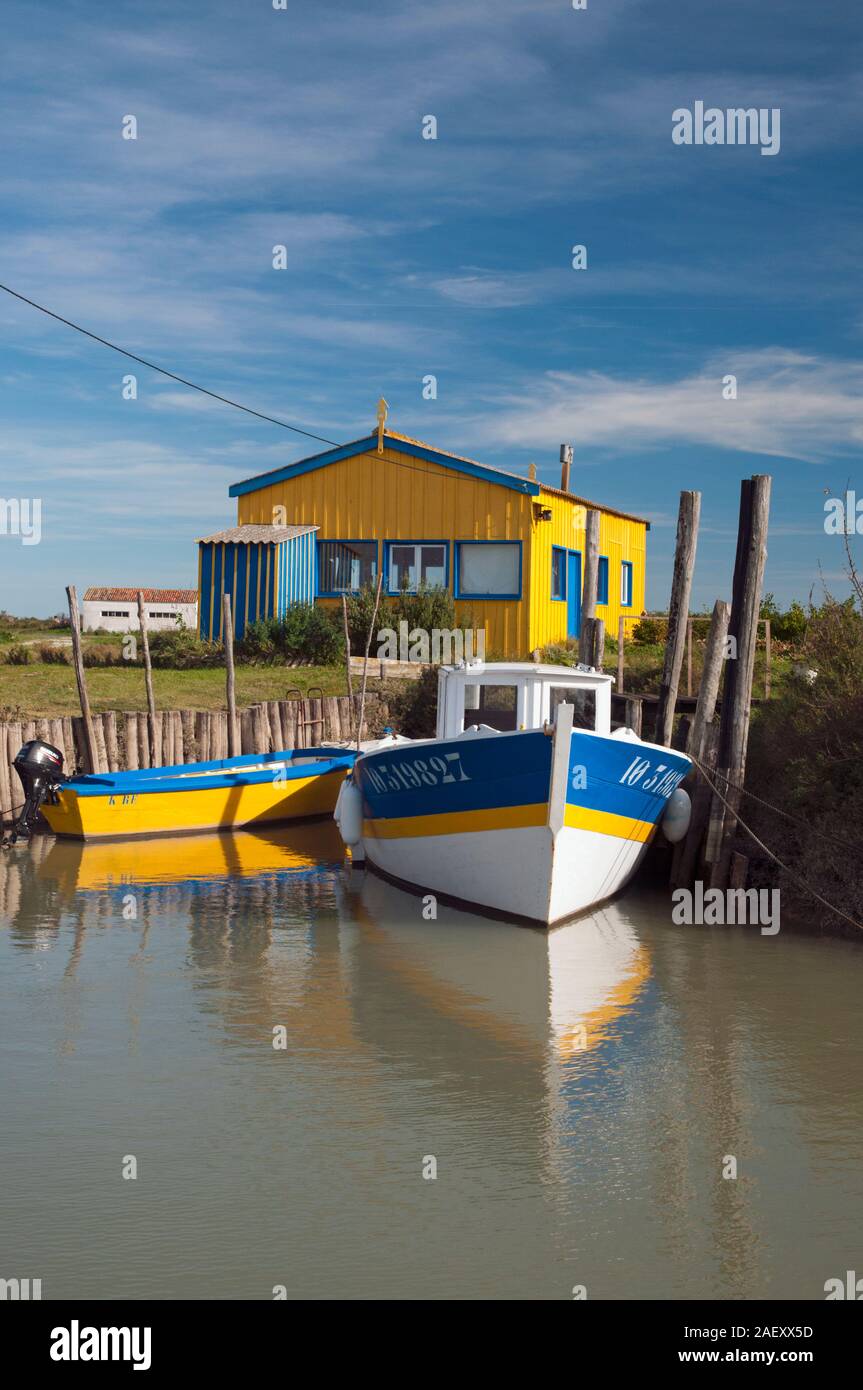 Une ferme ostréicole avec une cabine et des bateaux colorés, Ile d'Oléron, Charente-Maritime (17), région de l'Nouvelle-Aquitaine, France Banque D'Images