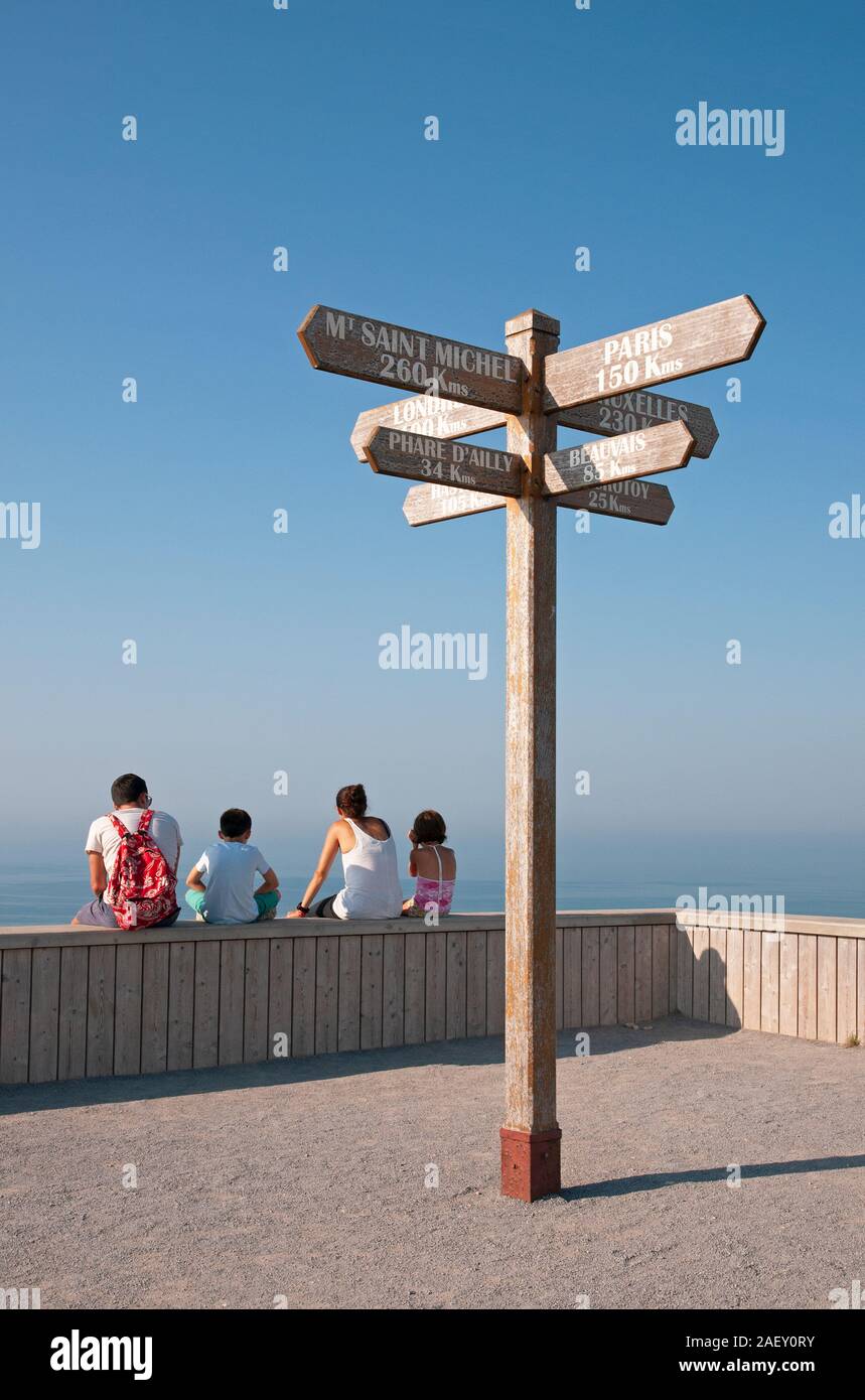Face à la manche de la famille à un point de vue près de Le Treport avec un panneau indiquant la distance aux villes européennes, Seine-Maritime (76), ni Banque D'Images
