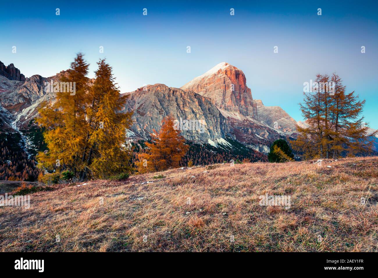 Superbe vue du haut du col Falzarego avec Lagazuoi mountain. Matin d'automne dans les Alpes dolomitiques, Cortina d'Ampezzo, Italie, Europe lacattion Banque D'Images