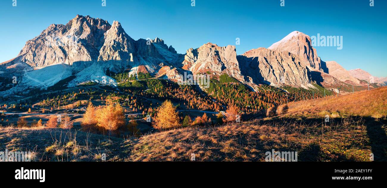 Panorama du haut du col Falzarego avec Lagazuoi mountain. Matin d'automne dans les Alpes dolomitiques, Cortina d'Ampezzo, Italie, lacattion l'Europe. Banque D'Images