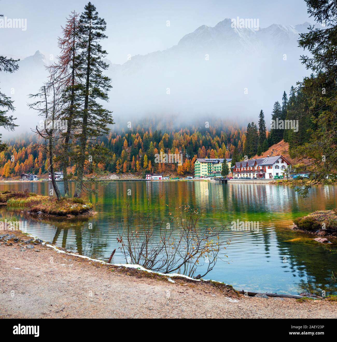 Matin brumeux scène sur le lac de Misurina Parc National en Tre Cime di Lavaredo. Paysage d'automne dans les Alpes dolomitiques, Tyrol du Sud, de l'emplacement 8. Banque D'Images