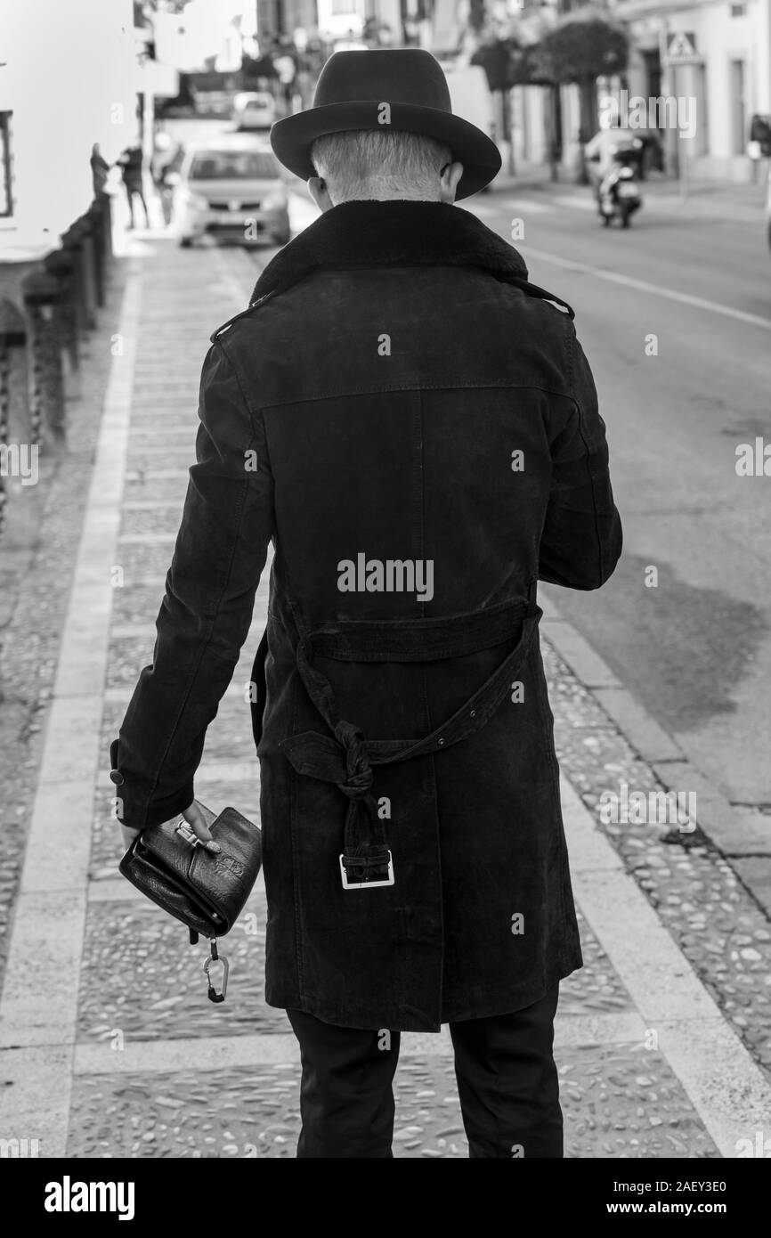 Vue arrière de l'homme debout dans la rue, Ronda, Malaga, Andalousie, Espagne Banque D'Images
