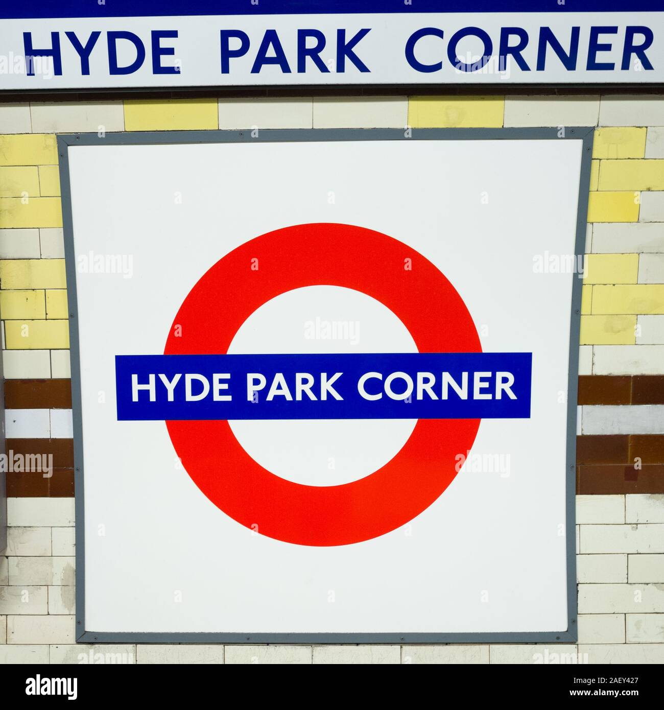 La station de métro Hyde Park Corner. Un signe de la plate-forme pour la station de métro de Londres sur la ligne Piccadilly dessert Hyde Park, Oxford Street et Mayfair. Banque D'Images