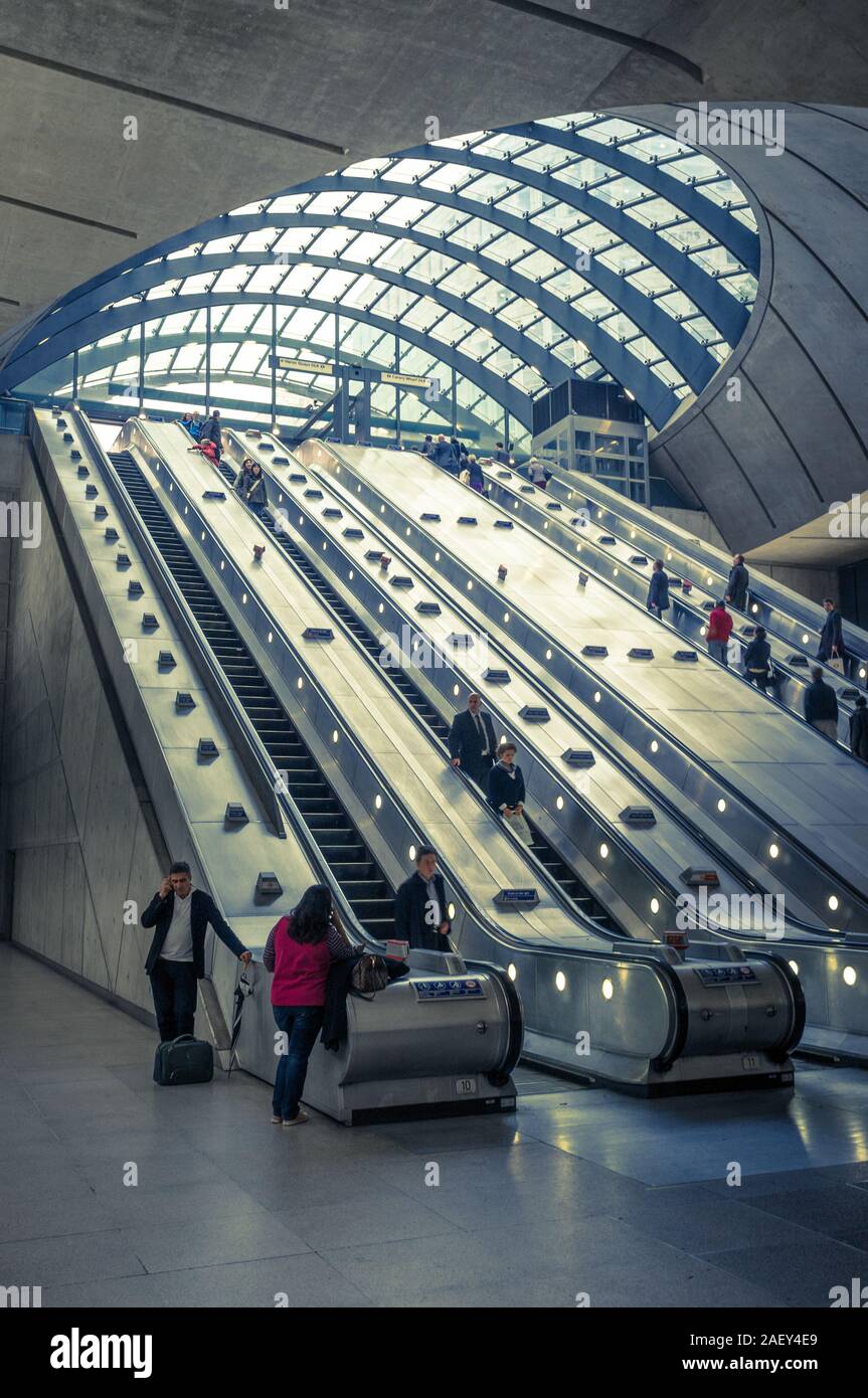 La station de métro Canary Wharf et escalators entrée intérieure. Sur la ligne Jubilee, la station dessert le London Docklands business Banque D'Images