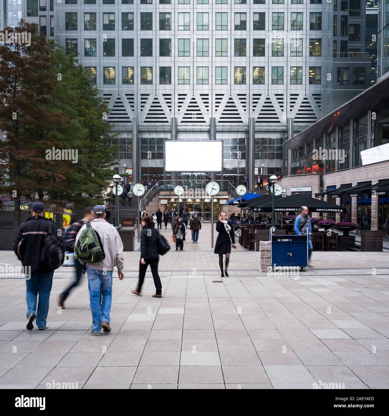 Docklands à la vie de l'entreprise. Professionnels de la ville de concentration autour de la base de Canary Wharf à Londres dans le quartier financier de la ville. Banque D'Images