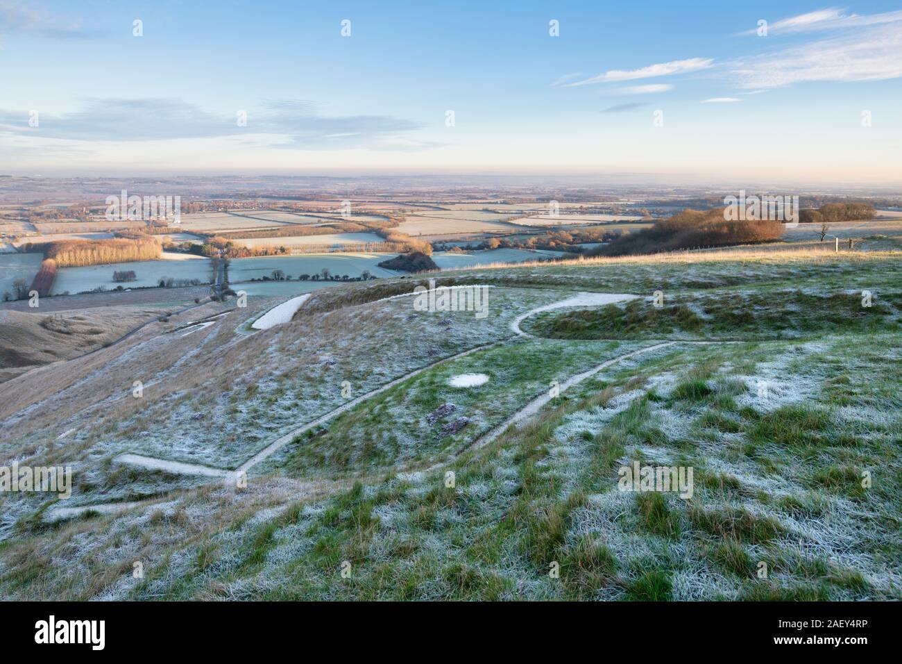 White Horse Hill et Dragon Hill tôt le matin à froid de décembre, vu de l'Uffington cheval tandis que Hill. Uffington, Oxfordshire, Angleterre Banque D'Images