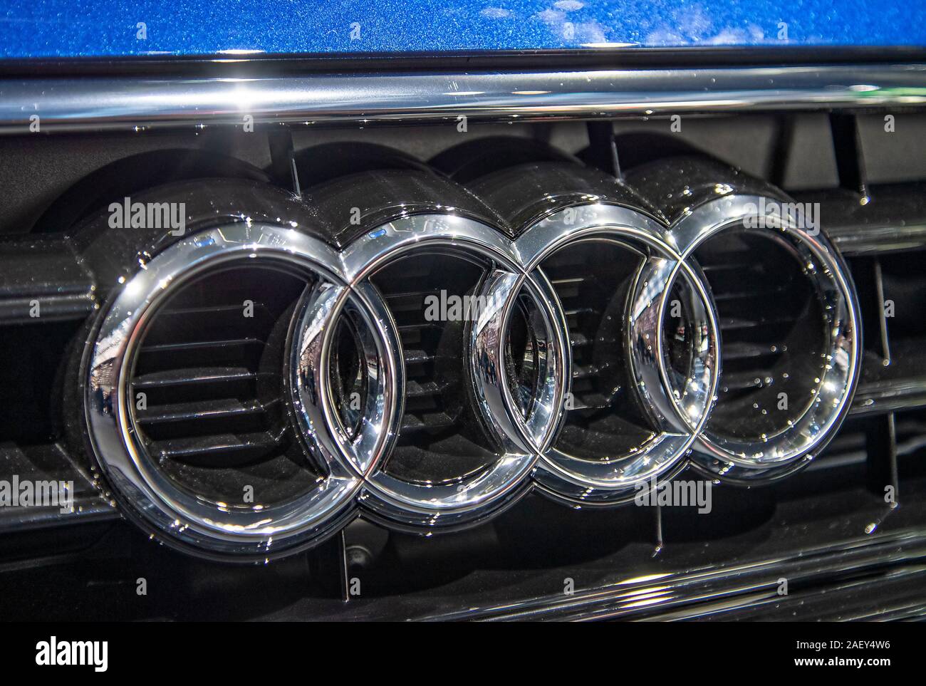 Le logo d'Audi sur une voiture bleue de cette marque Banque D'Images