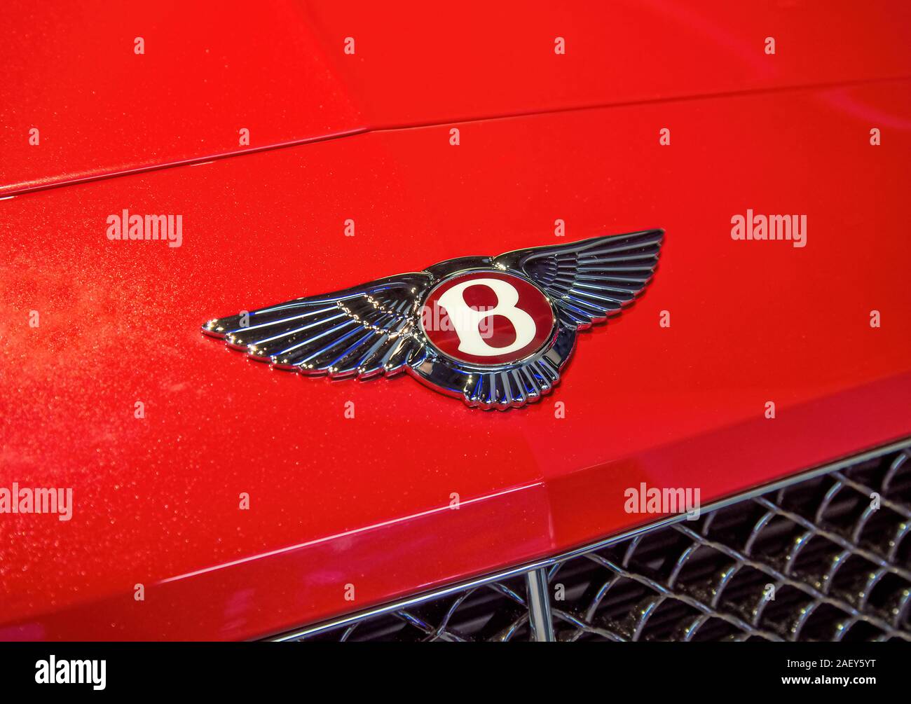 Le logo de Bentley sur une voiture rouge de cette marque Banque D'Images
