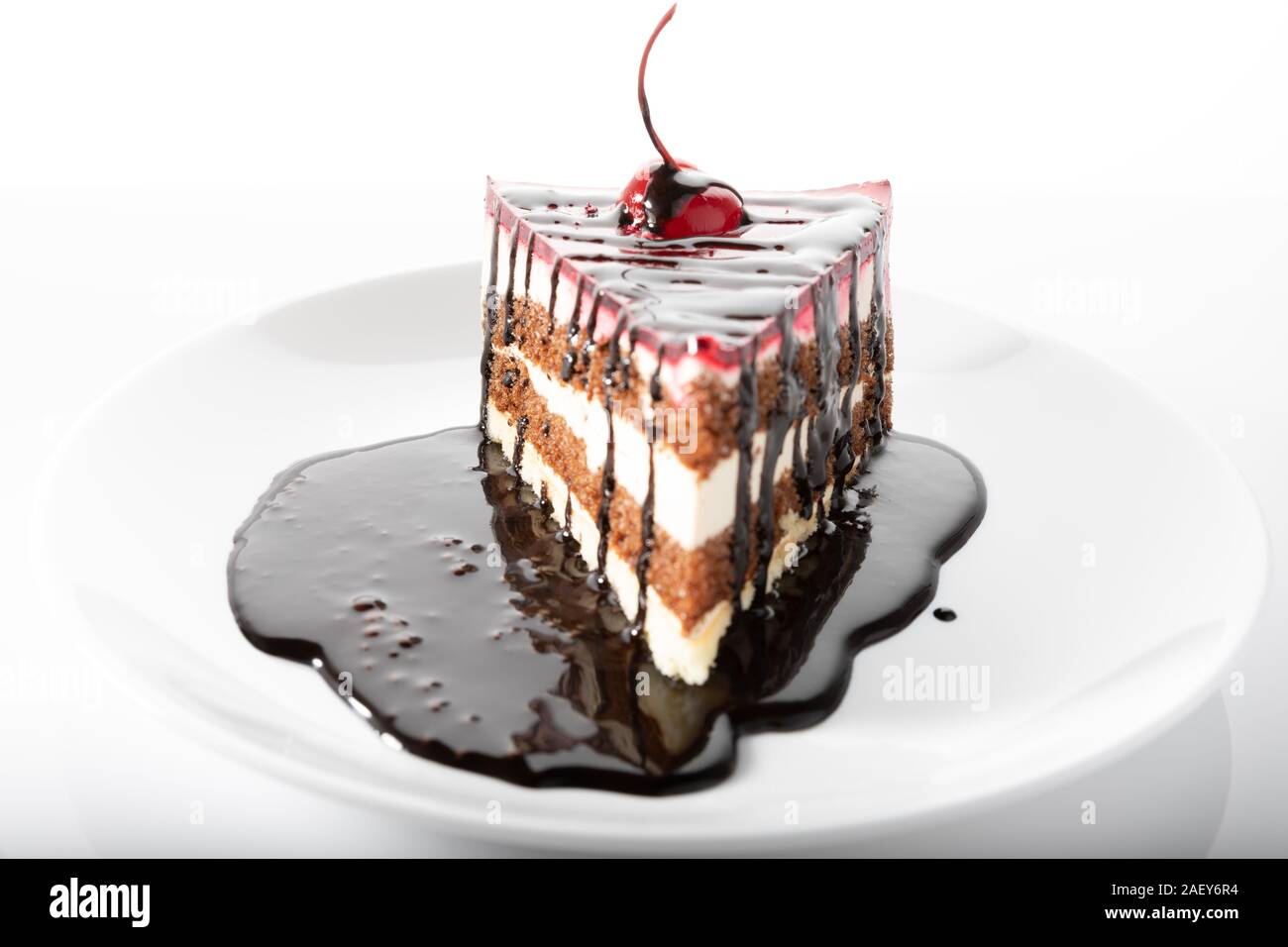 Morceau de gâteau avec coulant au chocolat sur une plaque blanche Banque D'Images