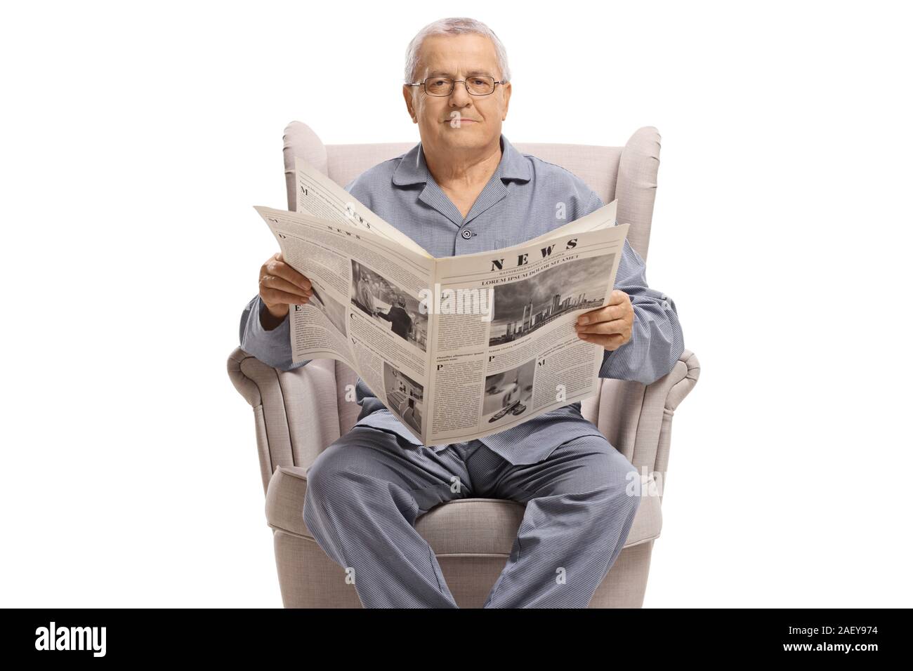 Pensionné assise sur un fauteuil avec un journal à la recherche de l'appareil isolé sur fond blanc Banque D'Images