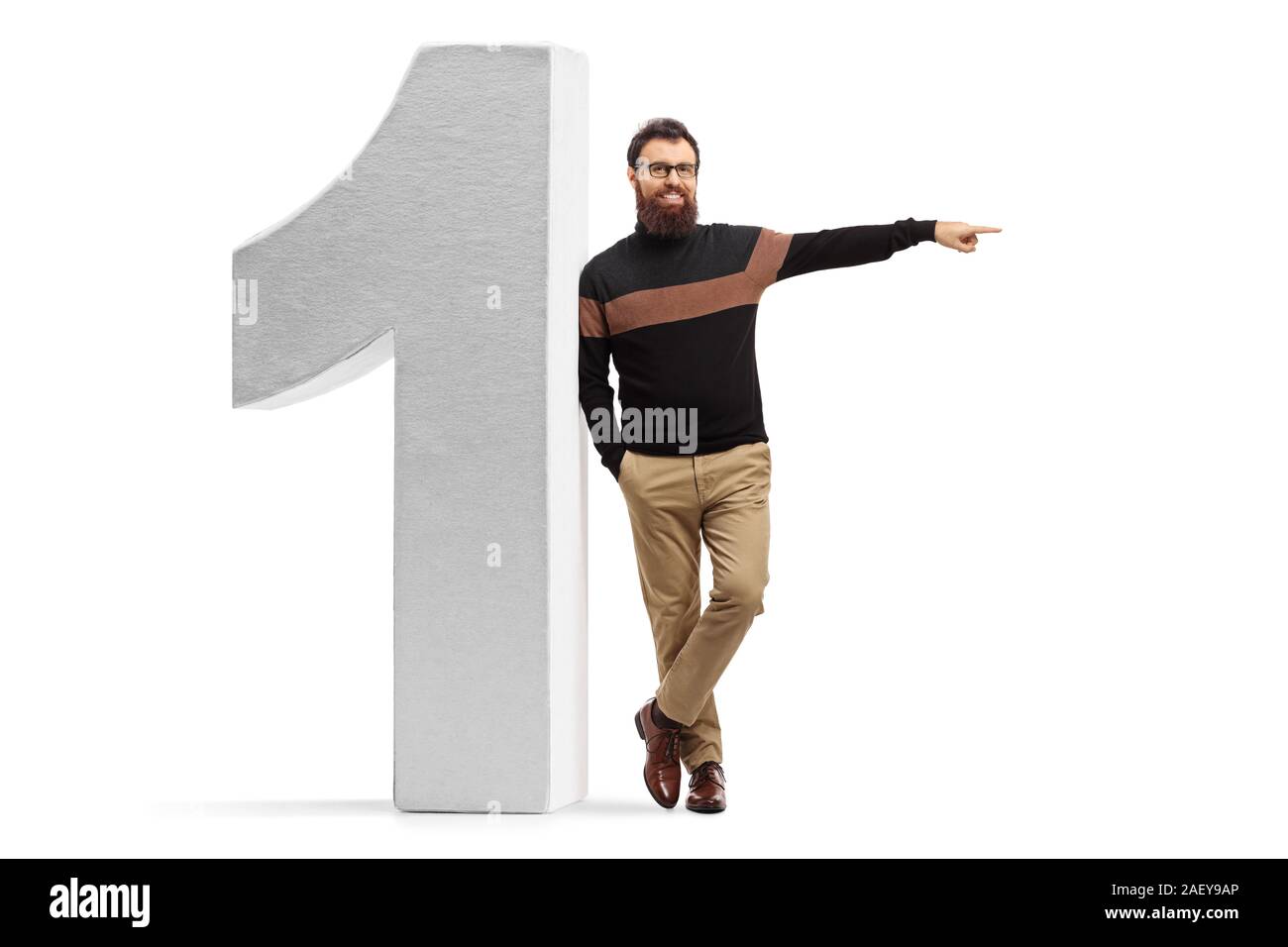 Portrait d'un homme barbu s'appuyant sur un grand nombre un et pointant vers le côté isolé sur fond blanc Banque D'Images