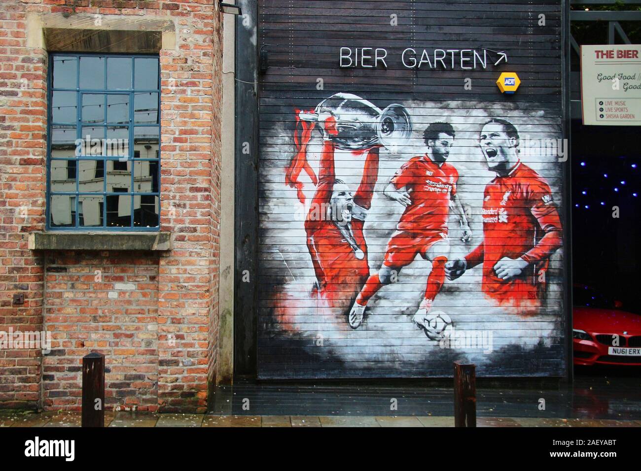 La peinture de la porte de garage du FC Liverpool Football joueurs sur Fleet Street, dans le quartier, de Concert Square, Liverpool. L'Angleterre, l'Europe. Banque D'Images