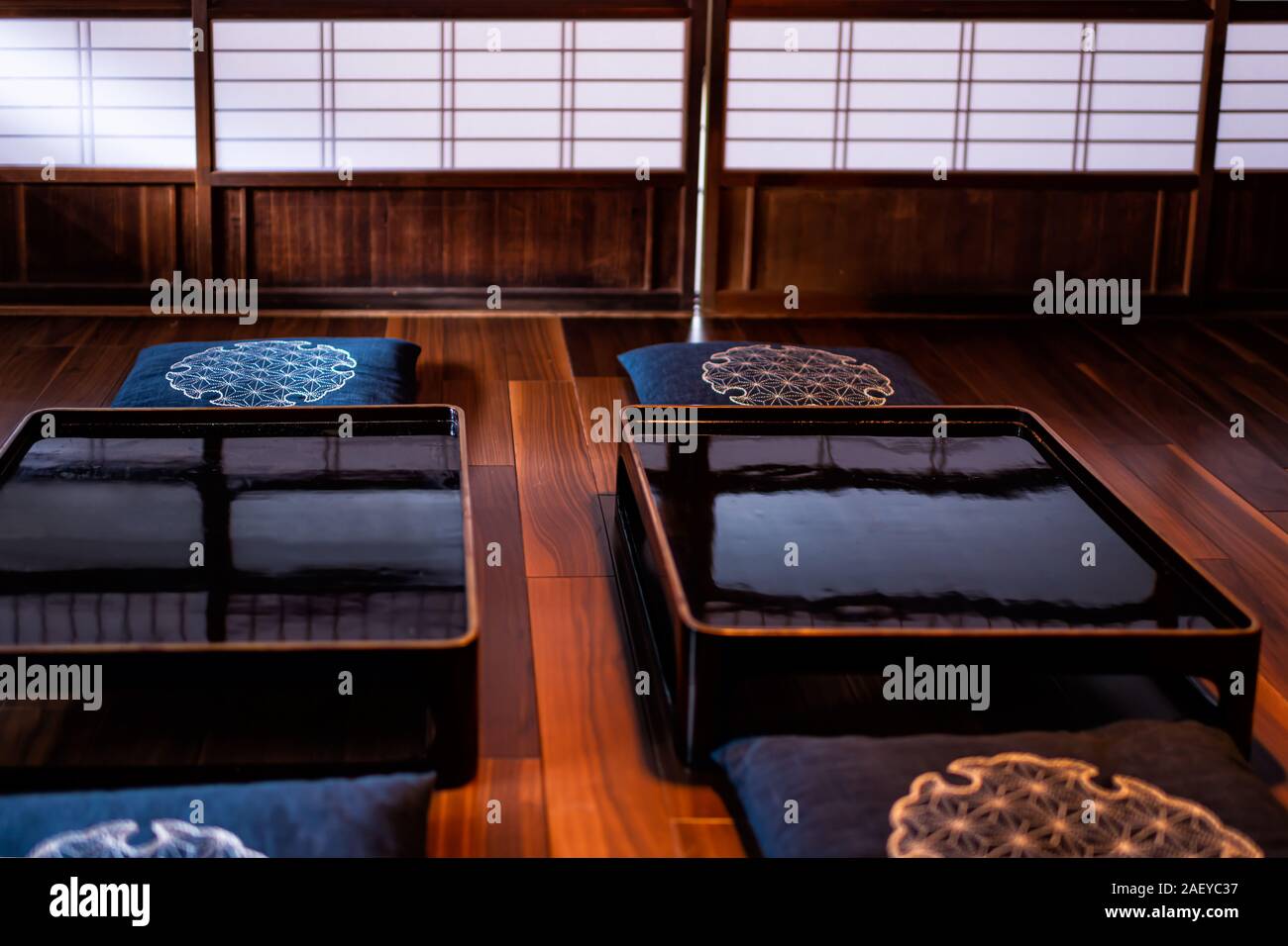 Maison machiya japonais traditionnel ryokan ou restaurant avec deux tables  en bois laqué noir et personne libre avec oreiller coussin porte shoji  Photo Stock - Alamy