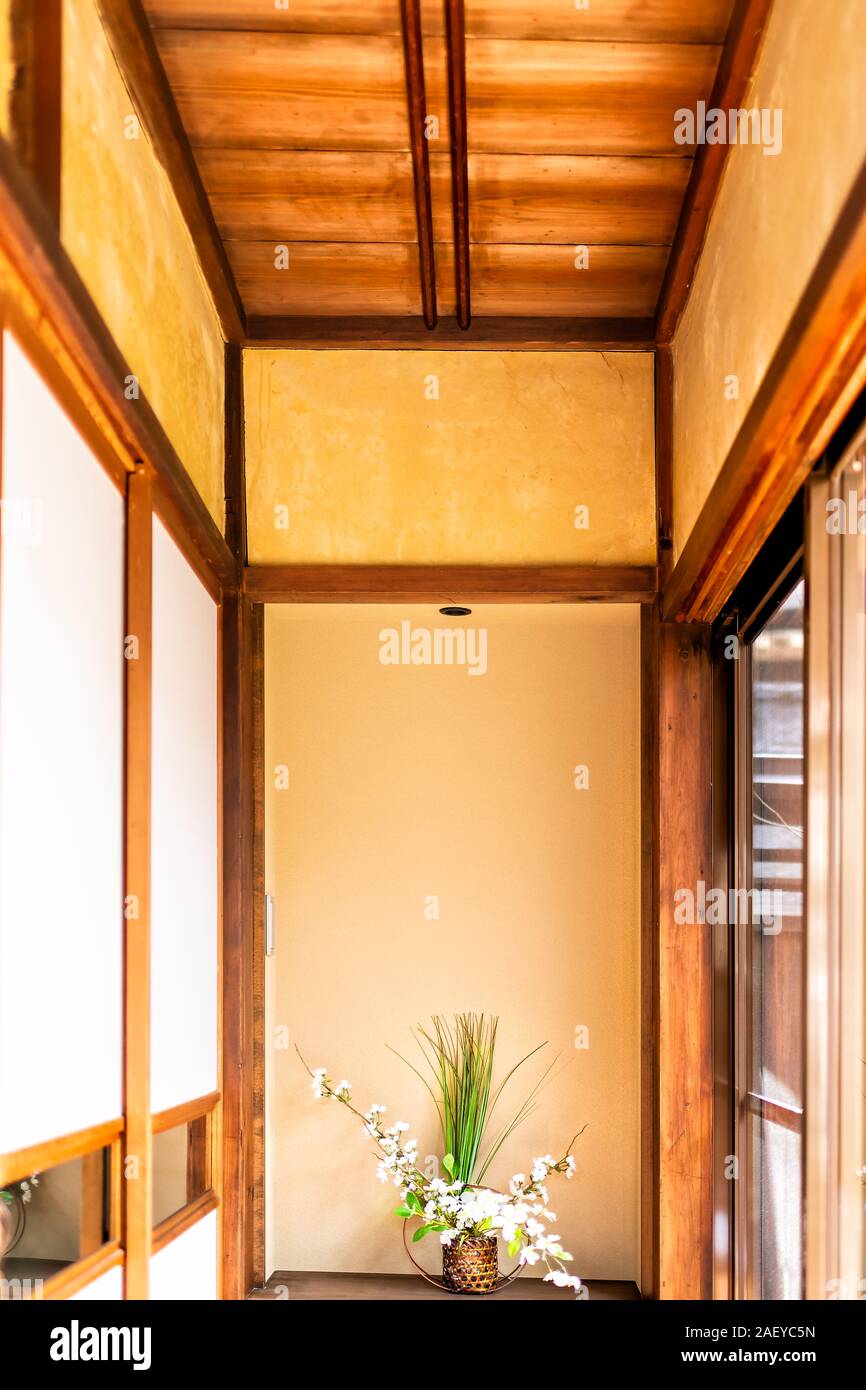 Ryokan japonais traditionnel en bois maison avec du papier et des portes coulissantes shoji ikebana vase à fleurs Décoration d'alcôve Banque D'Images