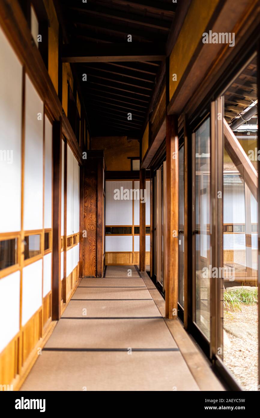 Chambre ryokan traditionnel japonais avec portes coulissantes shoji tatami papier marbre dans le couloir couloir menant à la salle de fenêtres voir rock ga Banque D'Images
