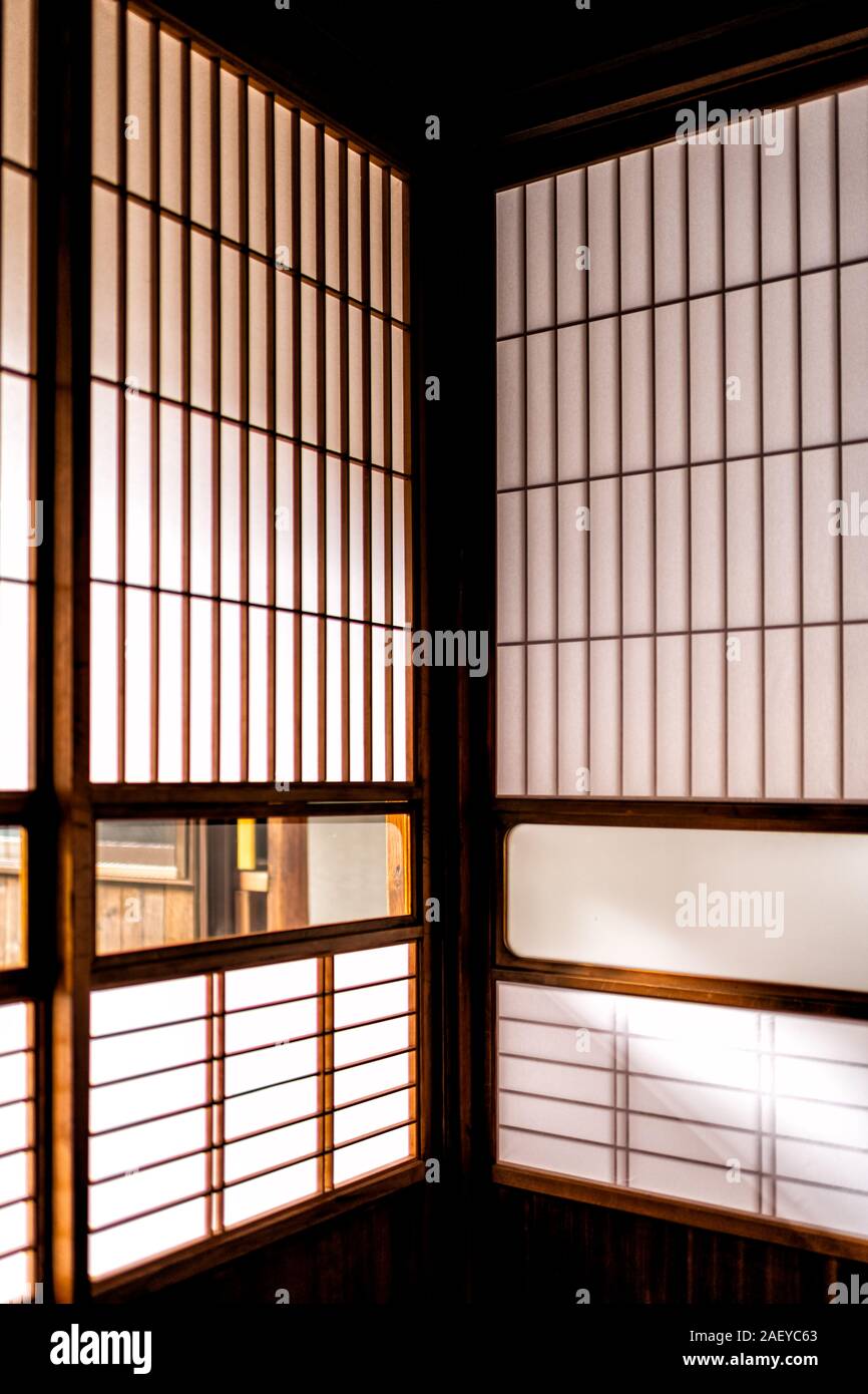 Vue de la maison traditionnelle japonaise Onsen ryokan hôtel au Japon avec portes coulissantes shoji et papier à fenêtre couloir jardin Banque D'Images