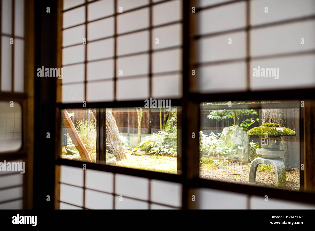 Chambre japonaise Onsen ryokan hôtel au Japon avec portes coulissantes shoji et fenêtre de papier traditionnel jardin vert Banque D'Images