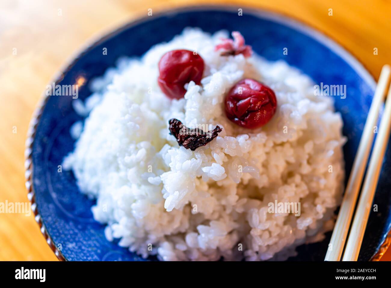 Plaque en céramique japonaise traditionnelle au restaurant ou à la maison avec table en bois et de légumes avec du riz blanc et de Shiso, baguettes, umeboshi Banque D'Images