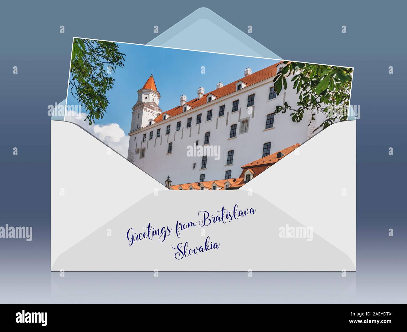 Une enveloppe avec une photo et les salutations de légende. Le château de Bratislava est situé à Bratislava, la capitale de la Slovaquie en Europe Banque D'Images