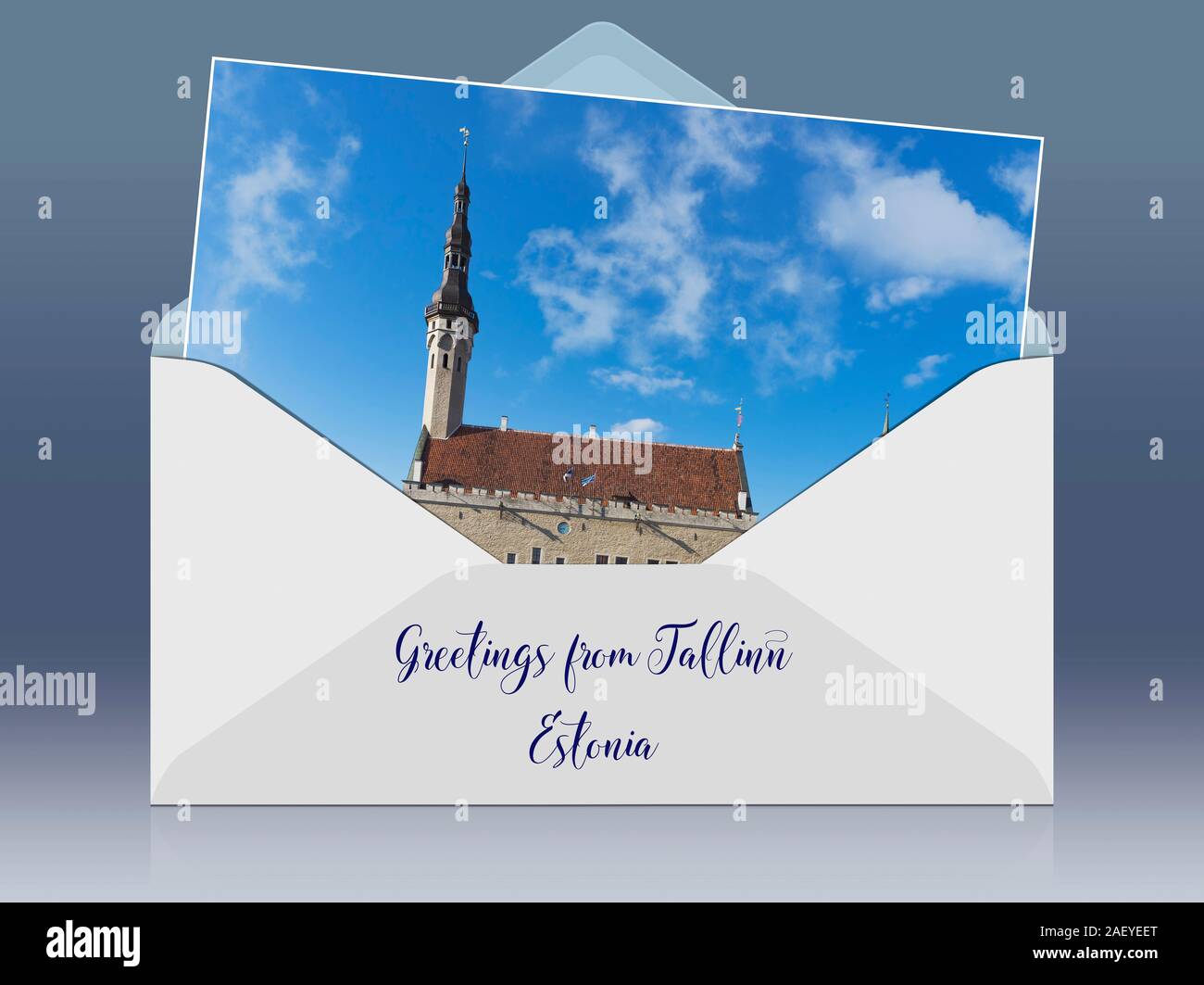 Une enveloppe avec une photo et les salutations de légende. L'hôtel de ville de Tallinn est situé dans la vieille ville de Tallinn, Estonie, Europe Banque D'Images