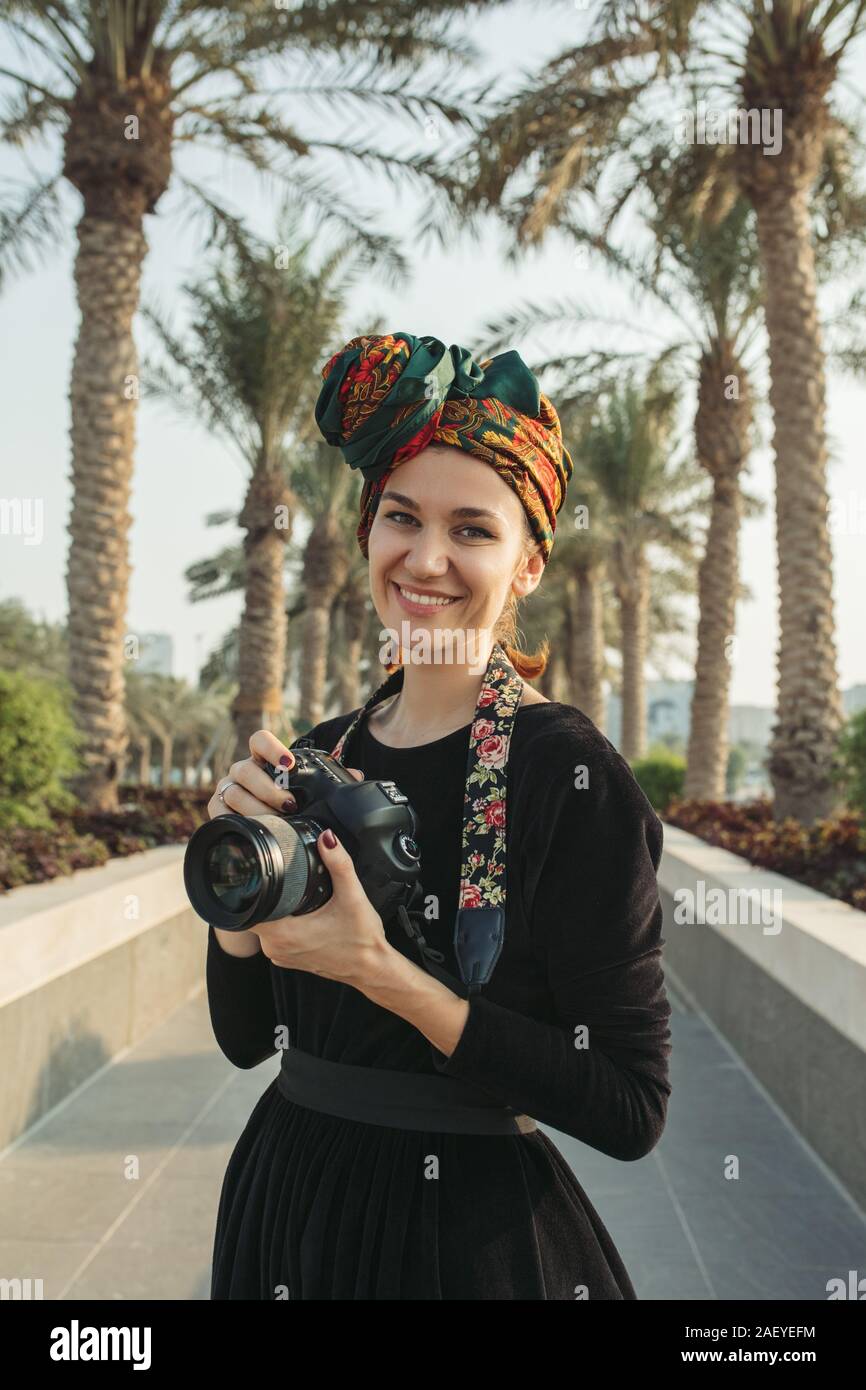 Portrait of smiling young woman with headwrap holding son appareil photo Banque D'Images