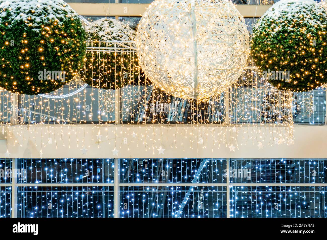 Poteaux d'éclairage en forme d'une énorme boule de Noël Photo Stock - Alamy