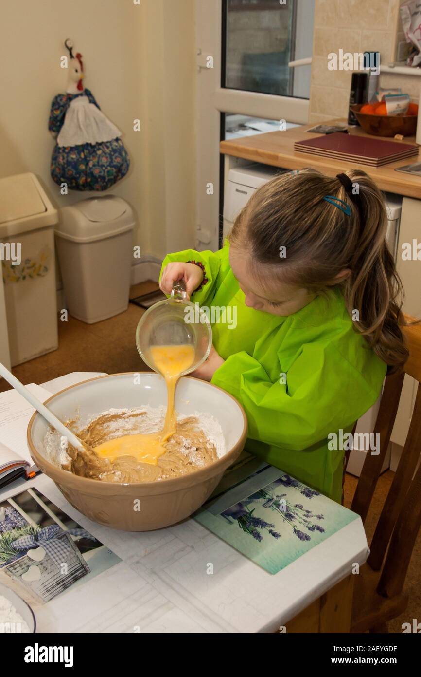 Faire un gâteau enfant Banque D'Images