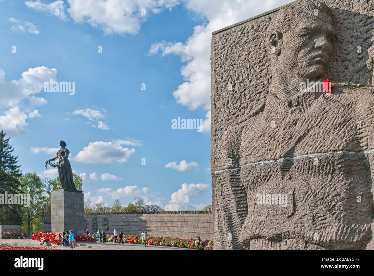 Saint-pétersbourg, Russie - 12 mai 2019 : La sculpture d'un soldat sur le mur stela et Statue de la Mère-Patrie sur Piskaryovskoye Memorial Cemetery Banque D'Images