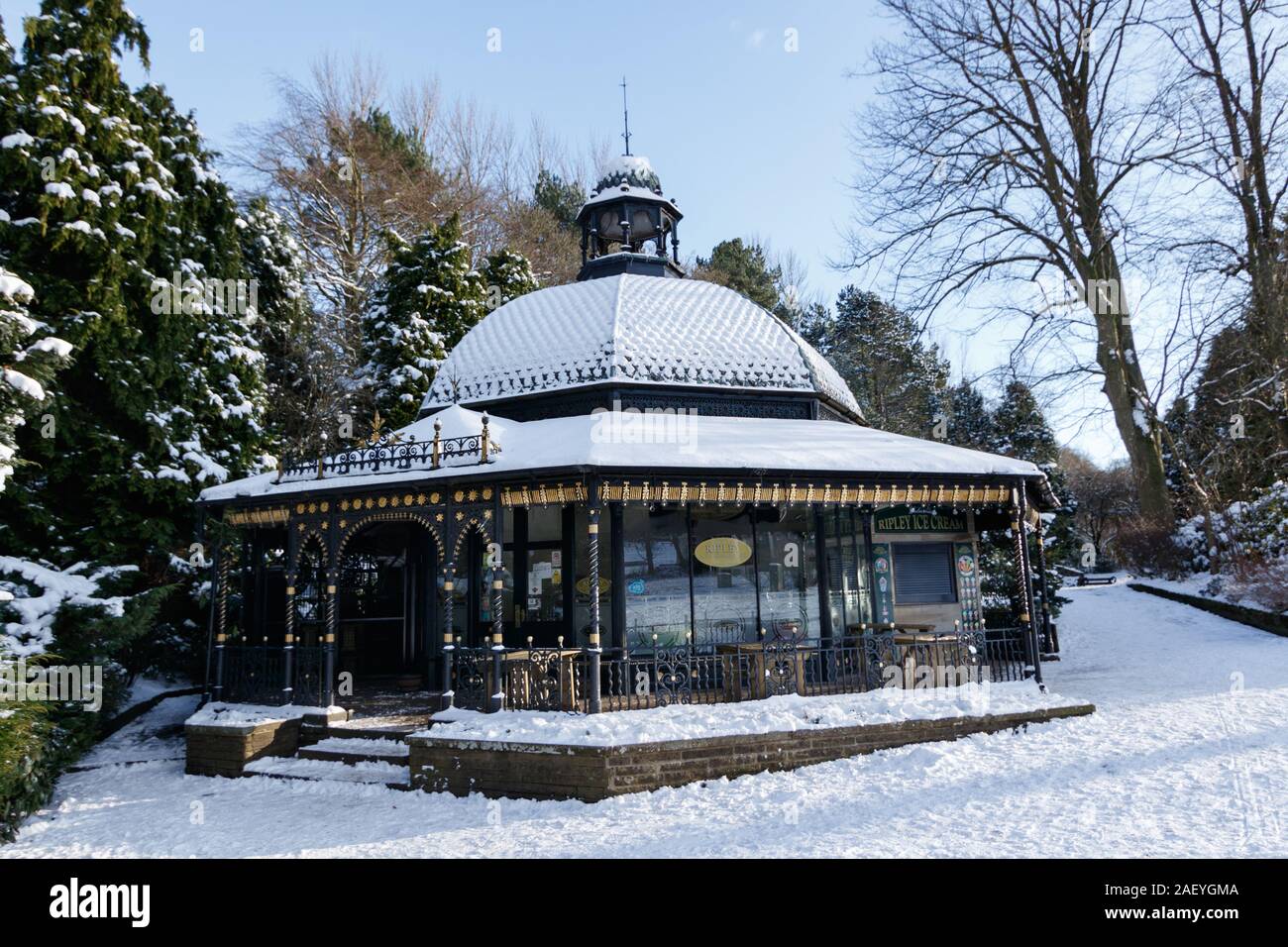 Magnesia Well Cafe couvert de neige dans les jardins de la vallée, Harrogate, North Yorkshire, Angleterre, Royaume-Uni. Banque D'Images