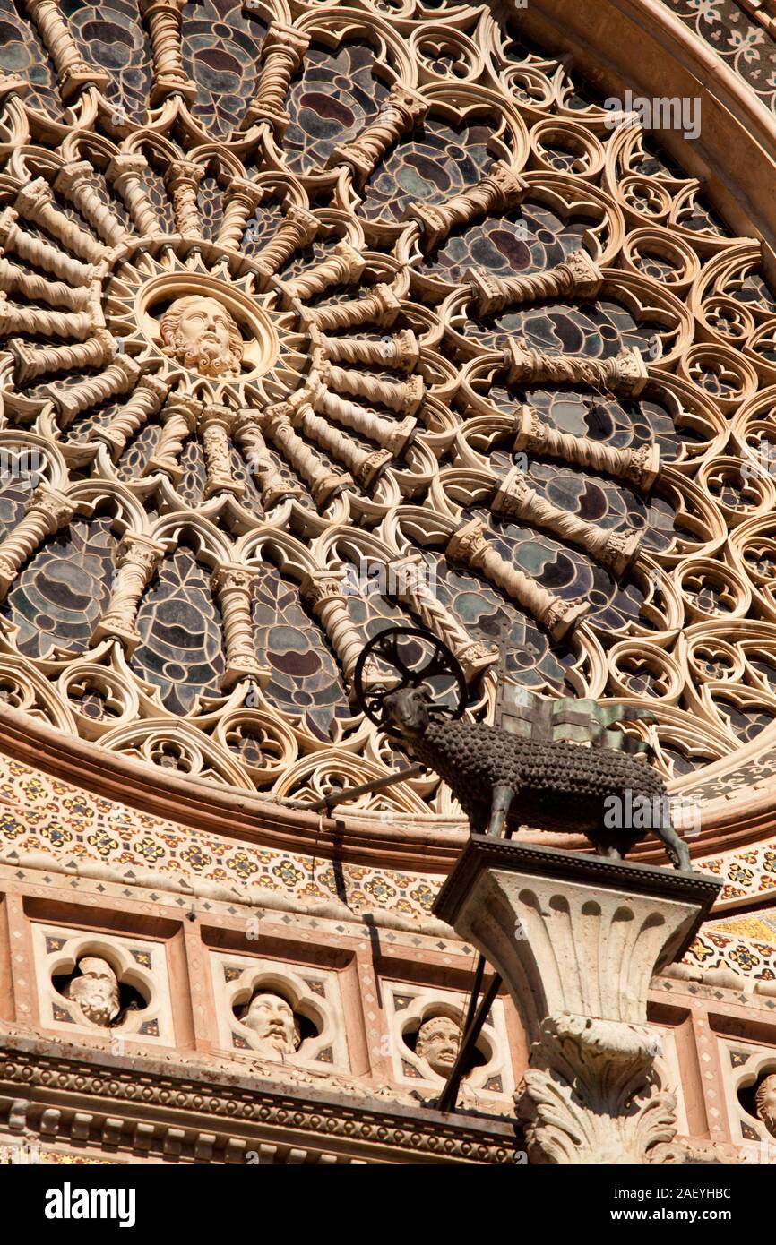 La rosace gothique au-dessus de la porte ouest de la Duomo di Orvieto. La fenêtre est soupçonné d'avoir été construit au 14ème siècle par Florent Banque D'Images