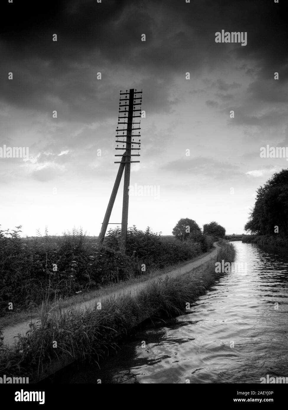 Vieux poteau télégraphique sur le Canal de Coventry, Royaume-Uni Banque D'Images