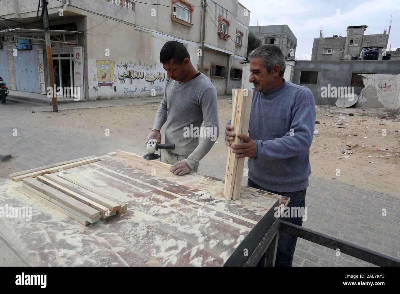 L'homme fait palestinien des chaises de bois, en raison de leur incapacité à acheter de nouveaux bois en raison de la détérioration économique, dans la bande de Gaza. Banque D'Images