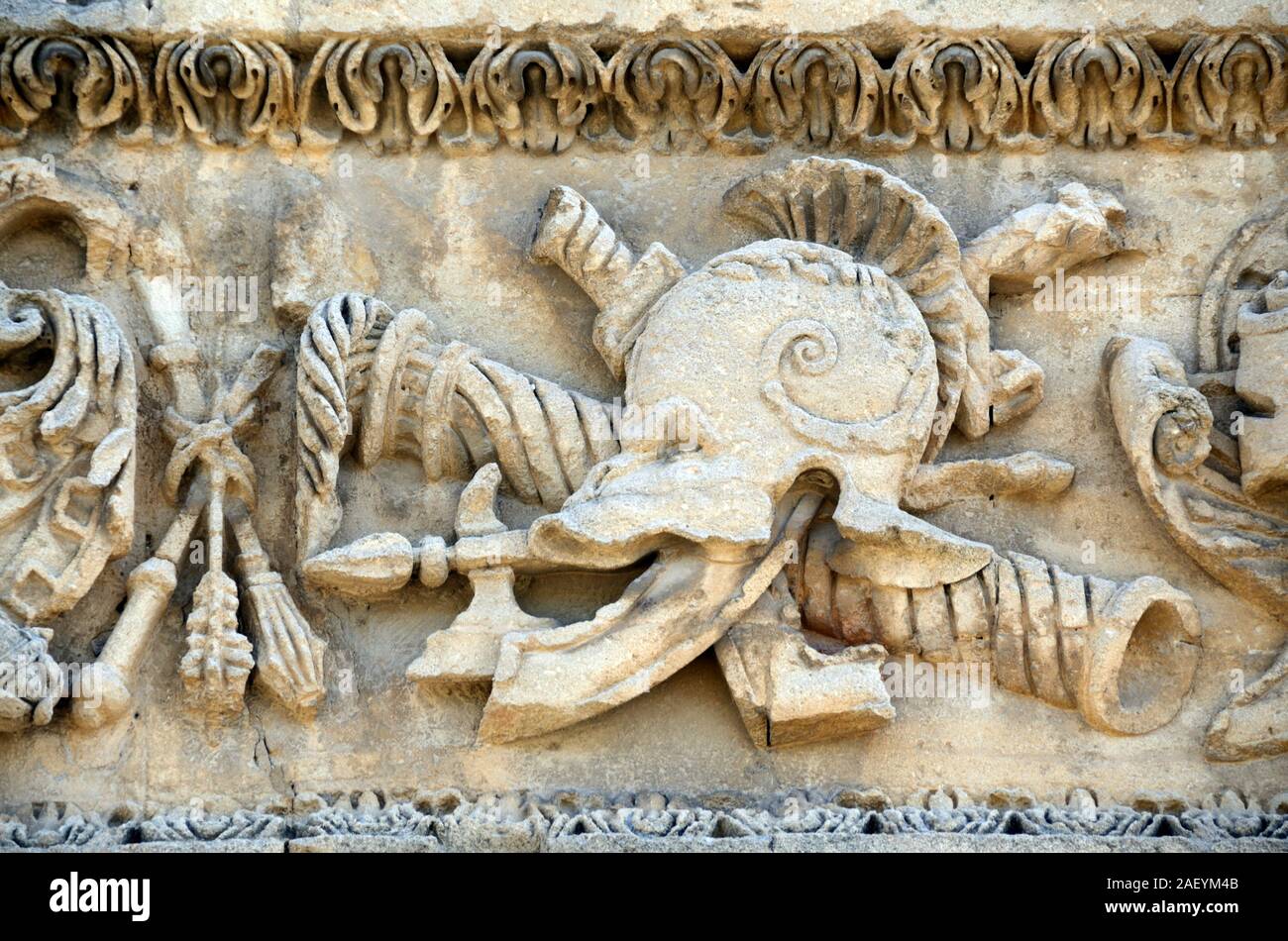 La sculpture baroque en pierre ou de détails casque de soldat sur la façade du château Renaissance en ruines de La Tour-d'Aigues Vaucluse Luberon Provence France Banque D'Images