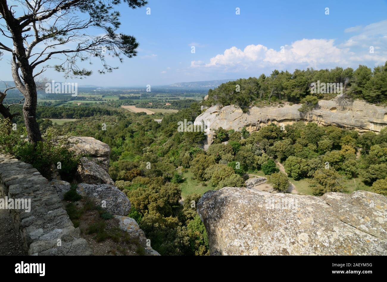 Vue sur paysage village troglodyte abandonné, Grottes de Calès, Rock-Cut ou maisons troglodytes à Calès Lamanon Alpilles Provence France Banque D'Images