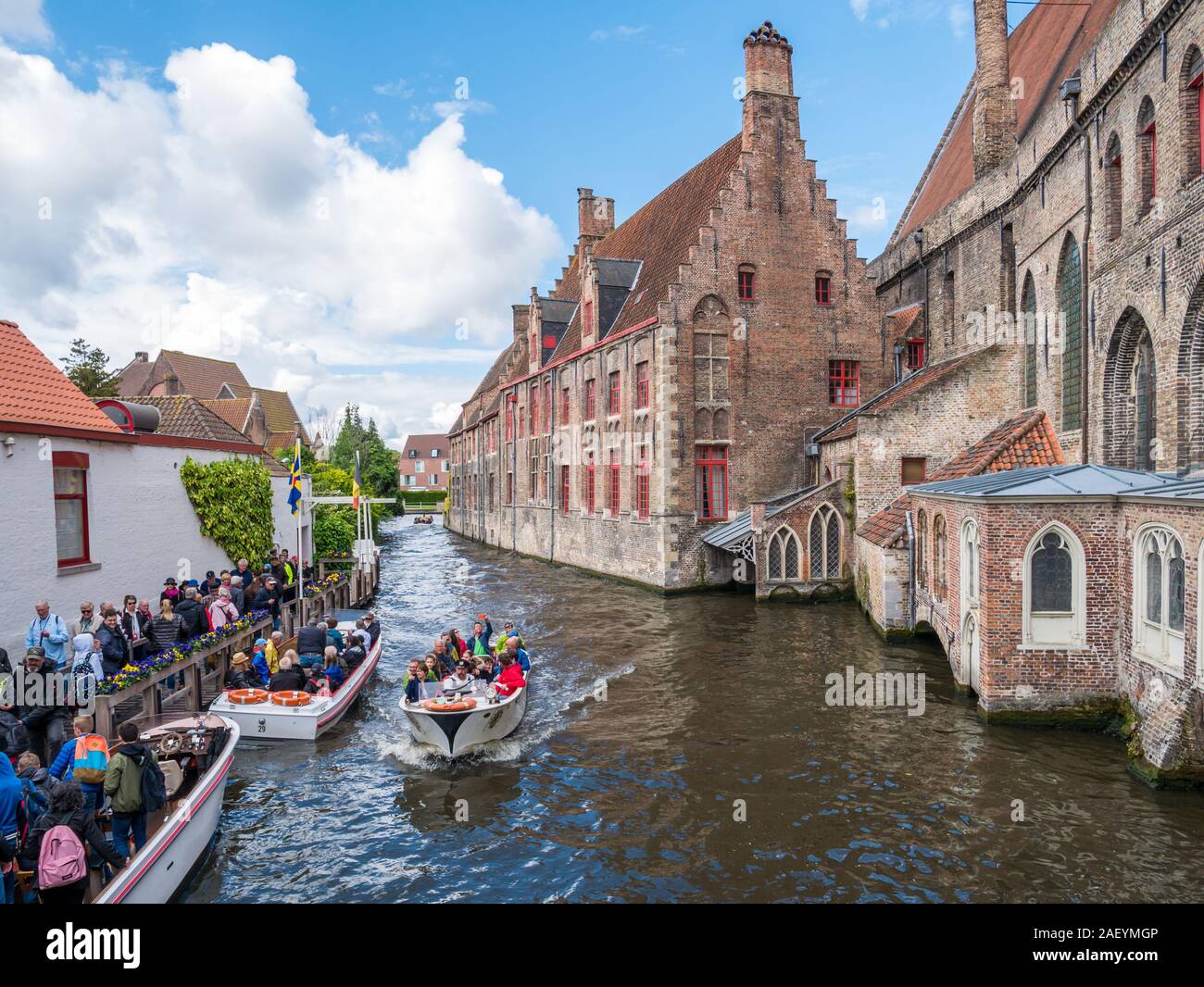 Les gens, de bateaux et d'Bakkersrei canal près de Saint John's Hospital à Bruges, Flandre occidentale, Belgique Banque D'Images
