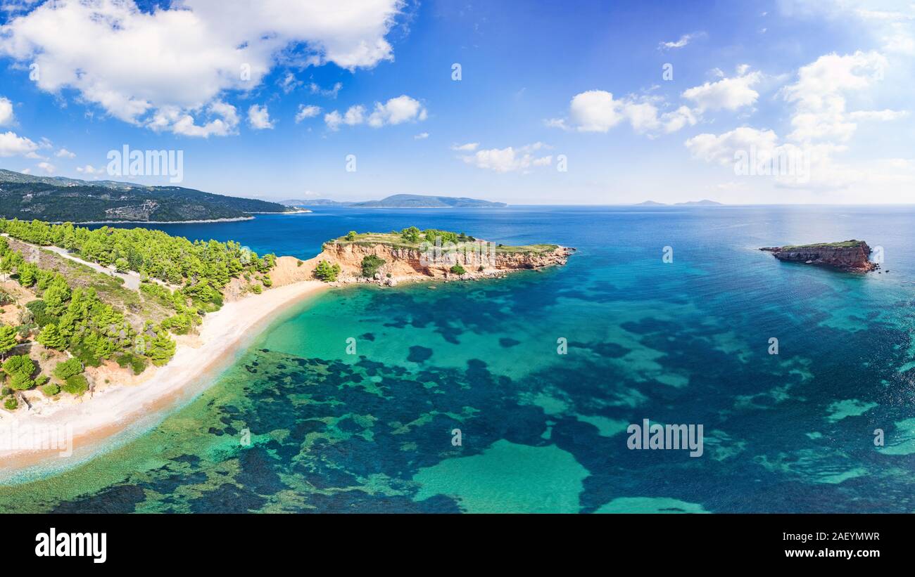 La plage de l'île d'Alonissos de Kokkinokastro vue drone, Grèce Banque D'Images