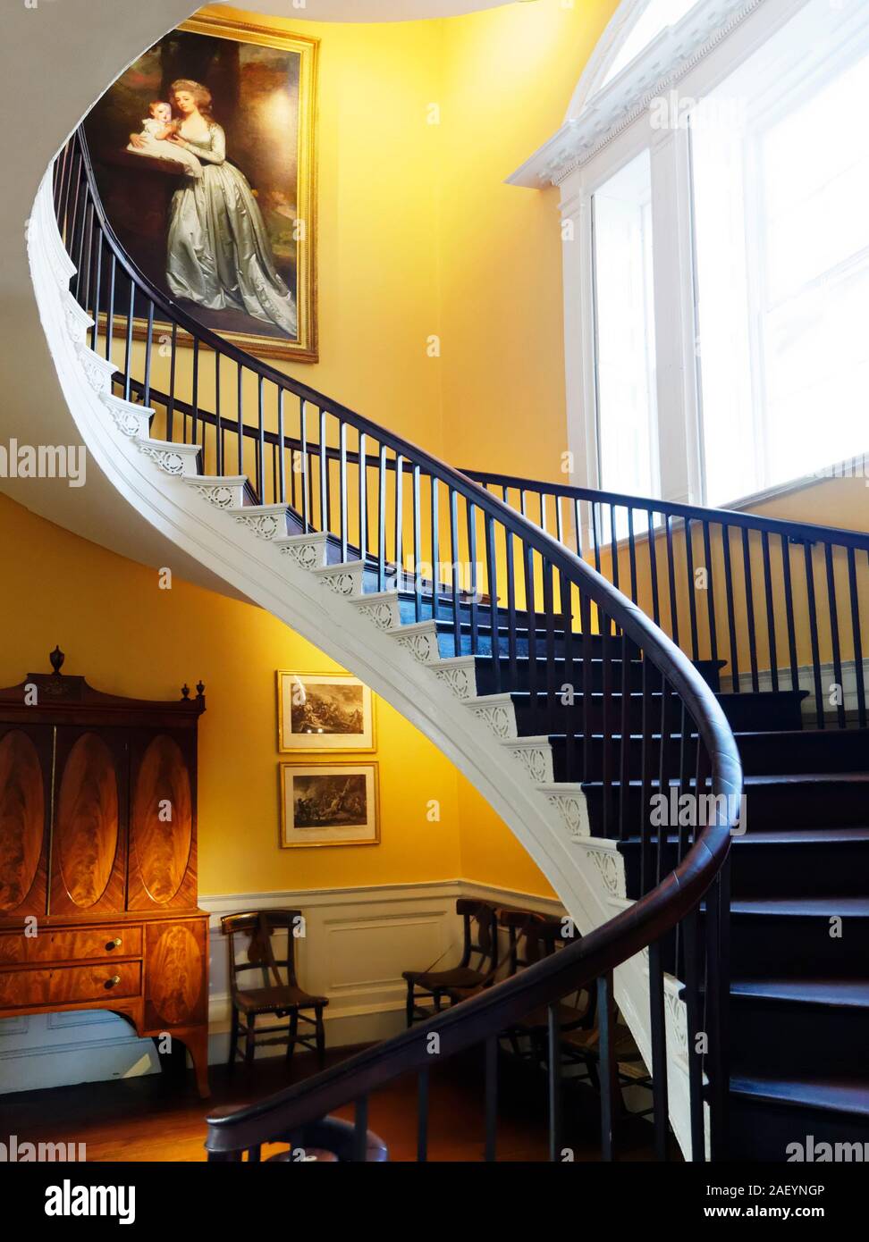 Escalier en colimaçon flottant en porte-à-faux à Nathaniel Russell House, Charleston, SC. Architecture néoclassique et décoration intérieure historique. Banque D'Images
