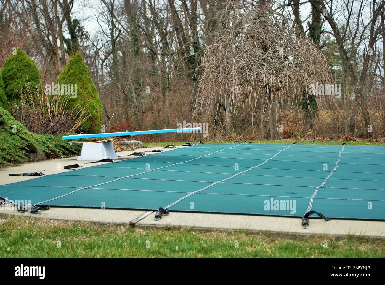 Jardin piscine avec plongeoir et toboggan piscine d'une bâche puis fermées pour l'hiver Banque D'Images