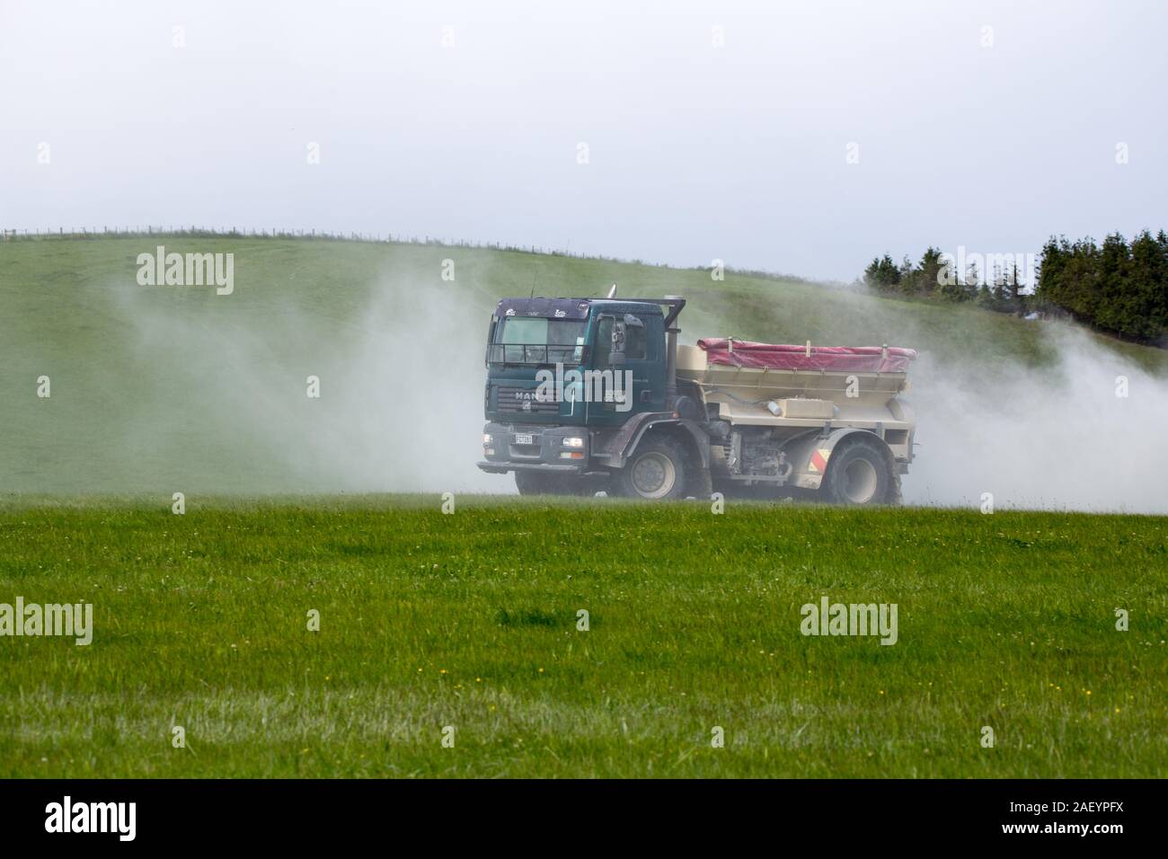 Balclutha Rural, Otago, Nouvelle-Zélande, le 7 décembre 2019 : Un camion épandeur chaux travaille sur un hillside farm en été Banque D'Images