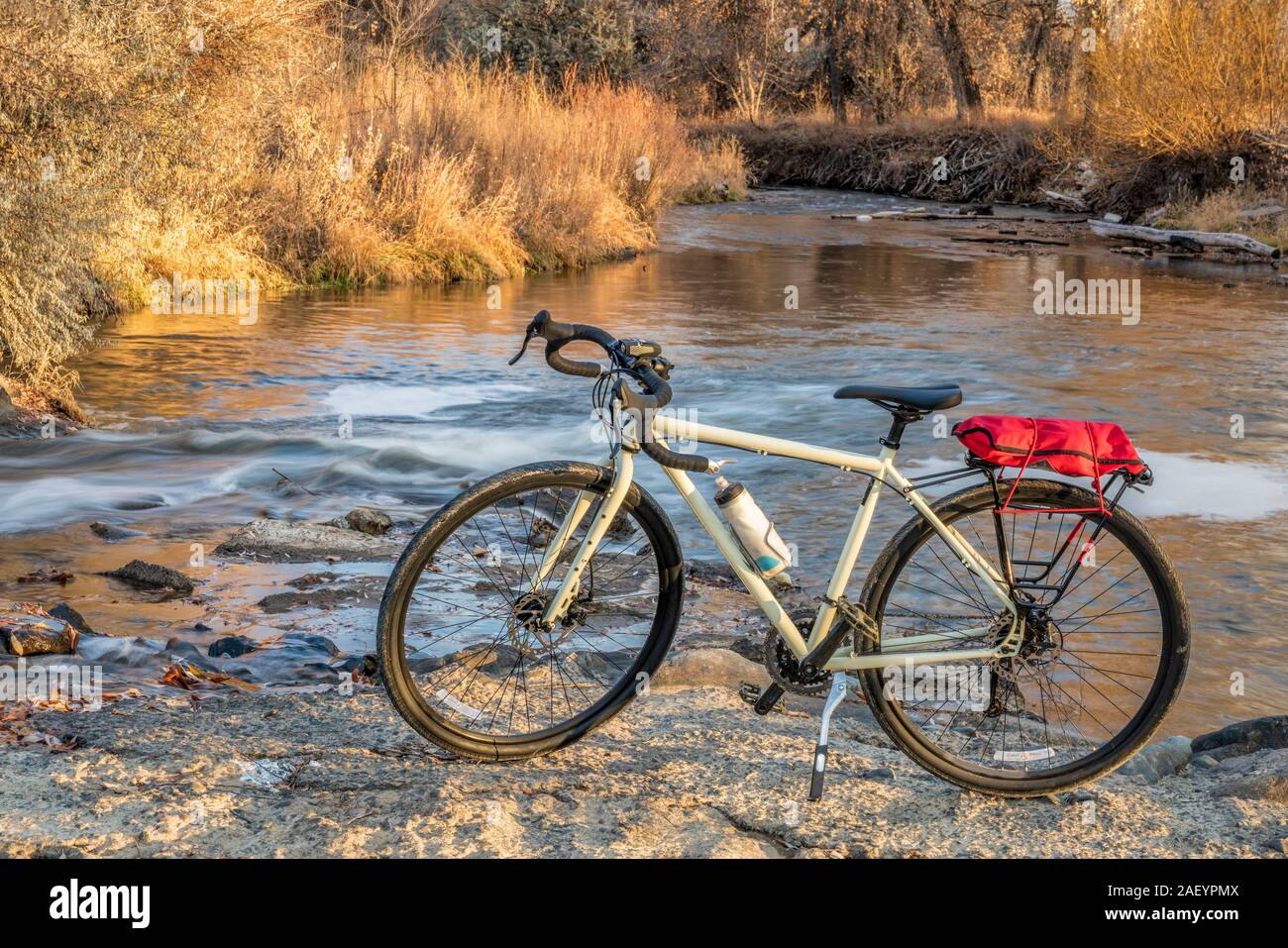 Vélo de randonnée et d'une rivière dans un paysage d'automne - Big Thompson River Trail à Loveland, Colorado du nord Banque D'Images
