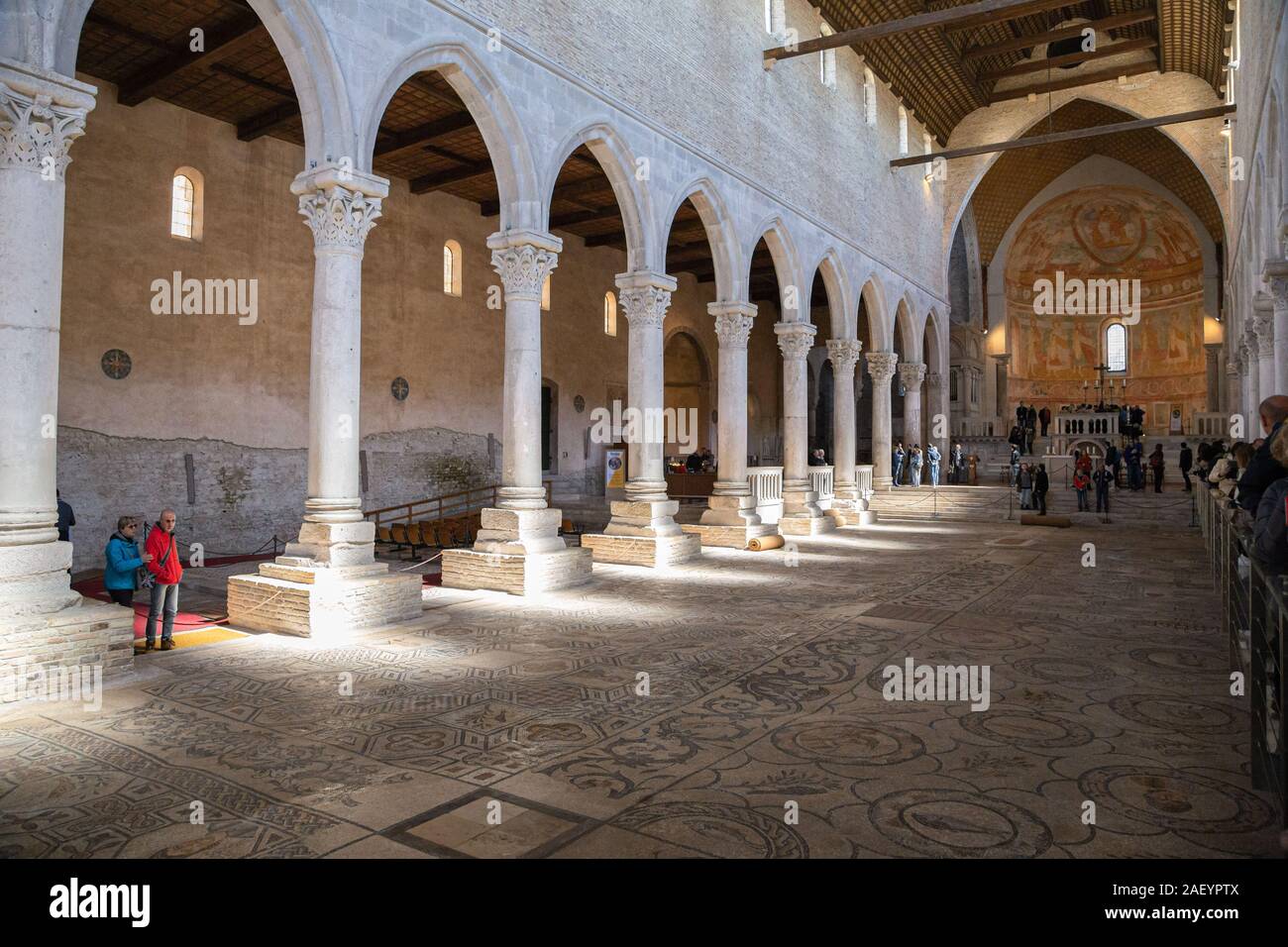 AQUILEIA, ITALIE - 25 avril 2016 : Basilique de Santa Maria Assunta. Le sol est une mosaïque avec des symboles et des figures du christianisme Banque D'Images
