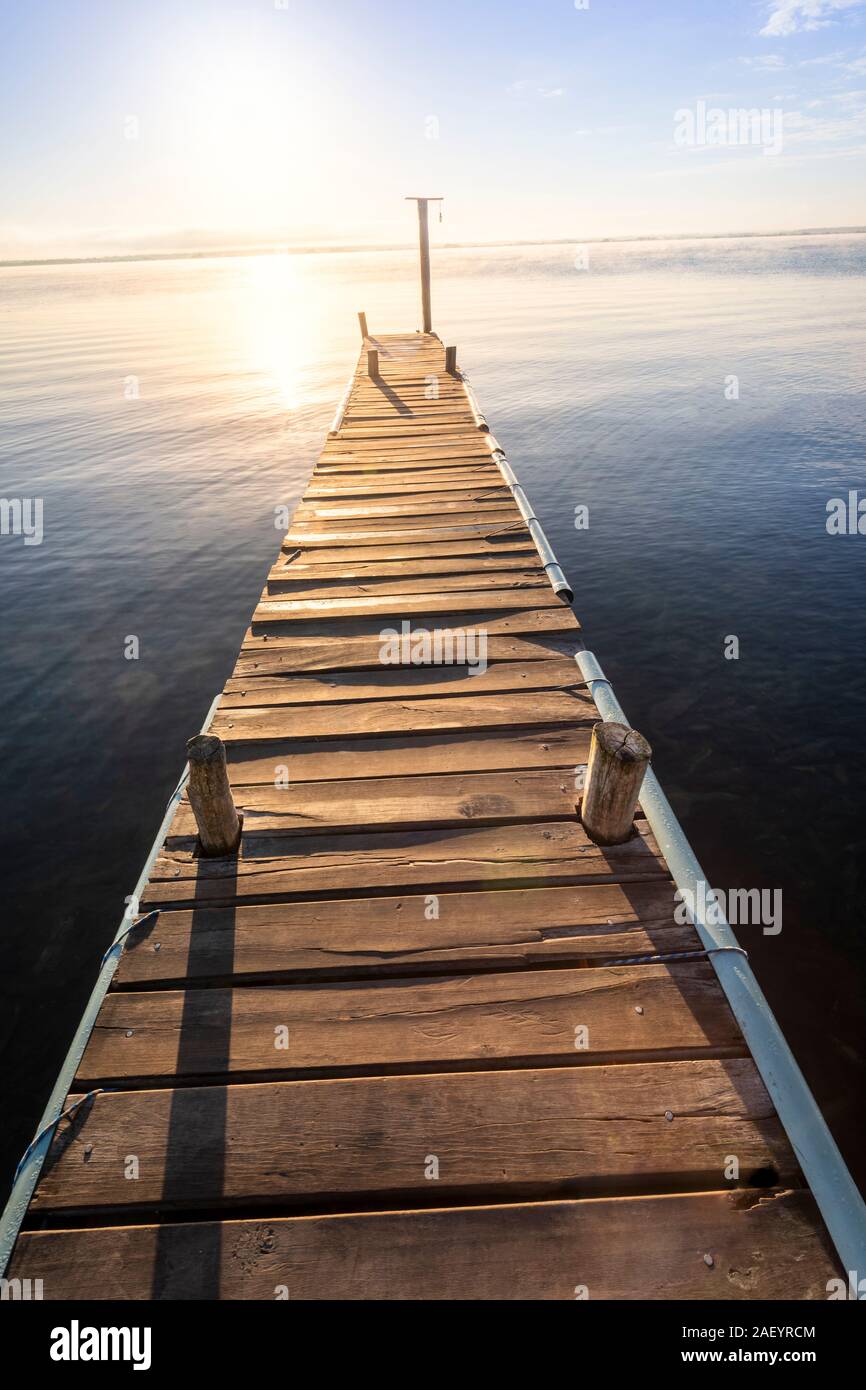 Dock au lever du soleil, Lac Bacalar, Quintana Roo, Mexique. Banque D'Images
