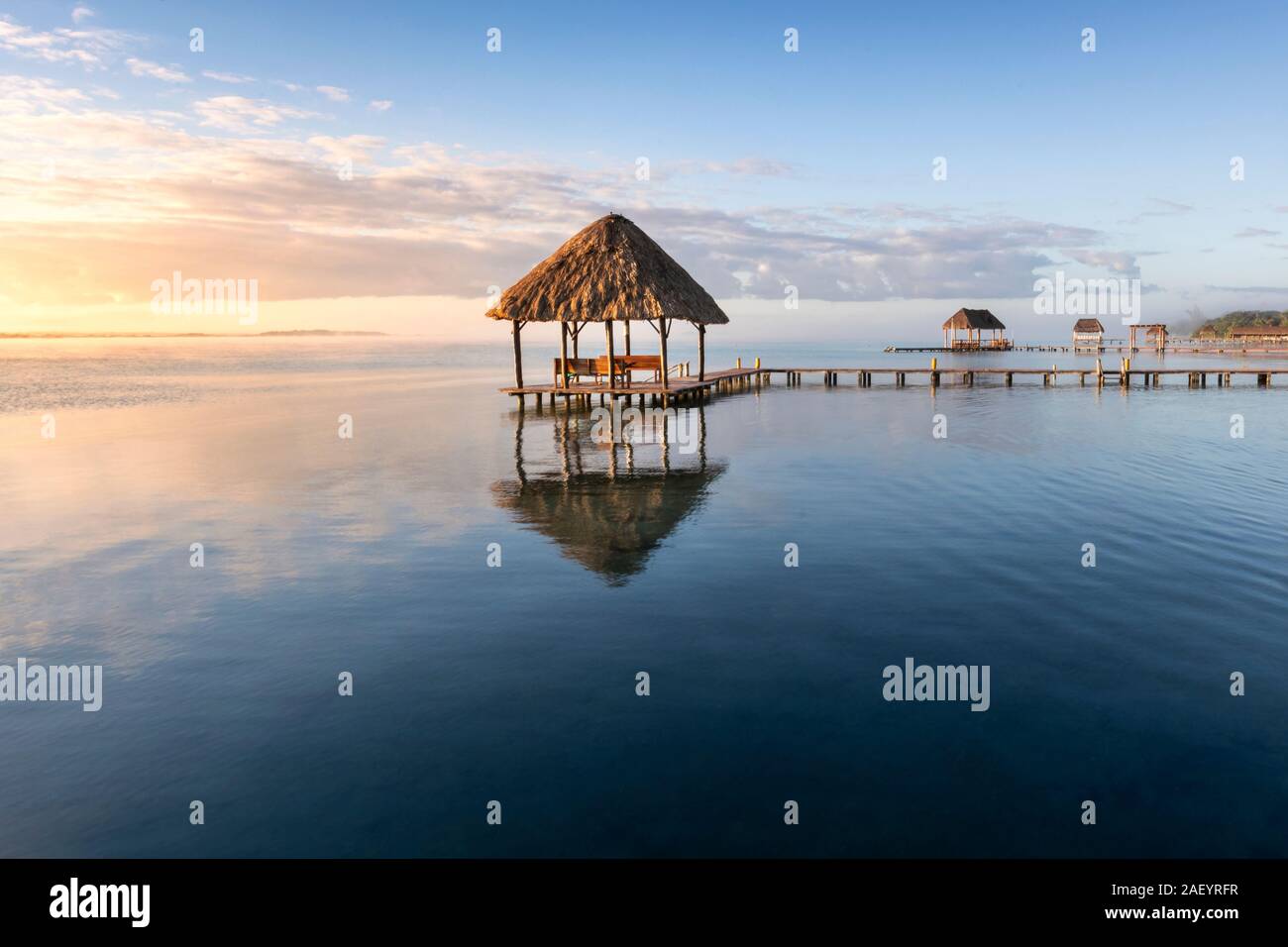 Piers sur le Lac Bacalar au lever du soleil, Quintana Roo, Mexique. Banque D'Images