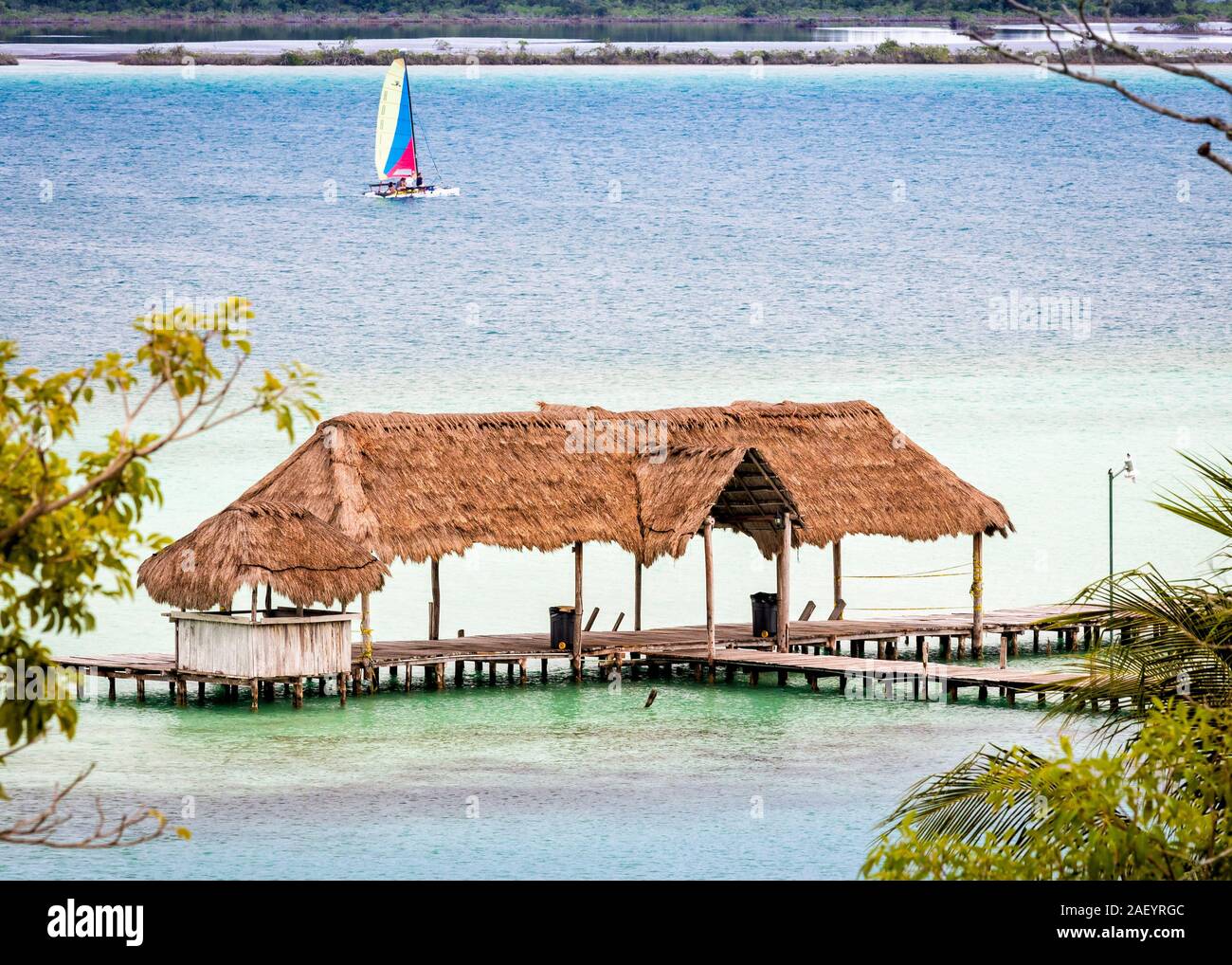 Pier et voilier sur le Lac Bacalar à Quintana Roo, au Mexique. Banque D'Images