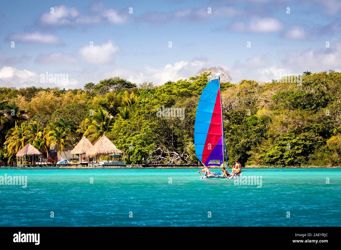 Un voilier sur le lac des sept 'Blues' dans Cozumel, Quintana Roo, Mexique. Banque D'Images