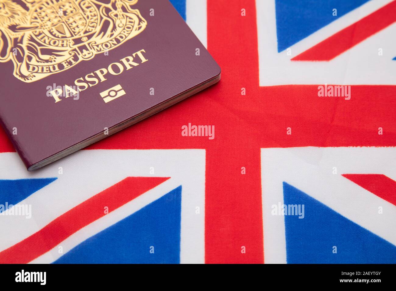 Royaume-uni passeport de voyage sur une grande bretagne Union Jack flag Banque D'Images