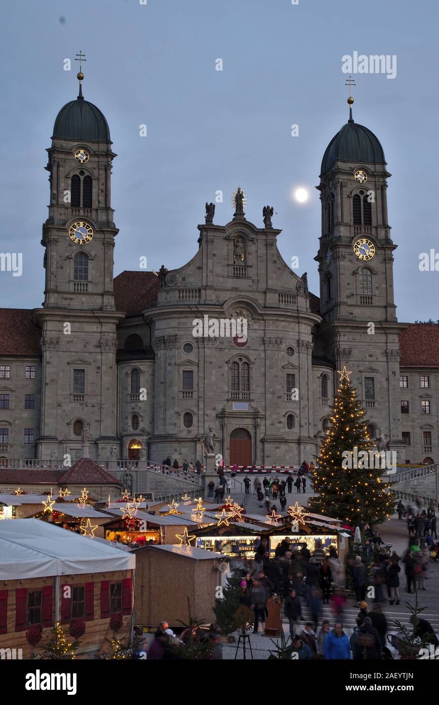 Einsiedler Weihnachtsmarkt (marché de Noël) en face du monastère à l'aube  d'Einsiedeln avec un arbre de Noël, des stands et la lune qui brille  au-dessus Photo Stock - Alamy