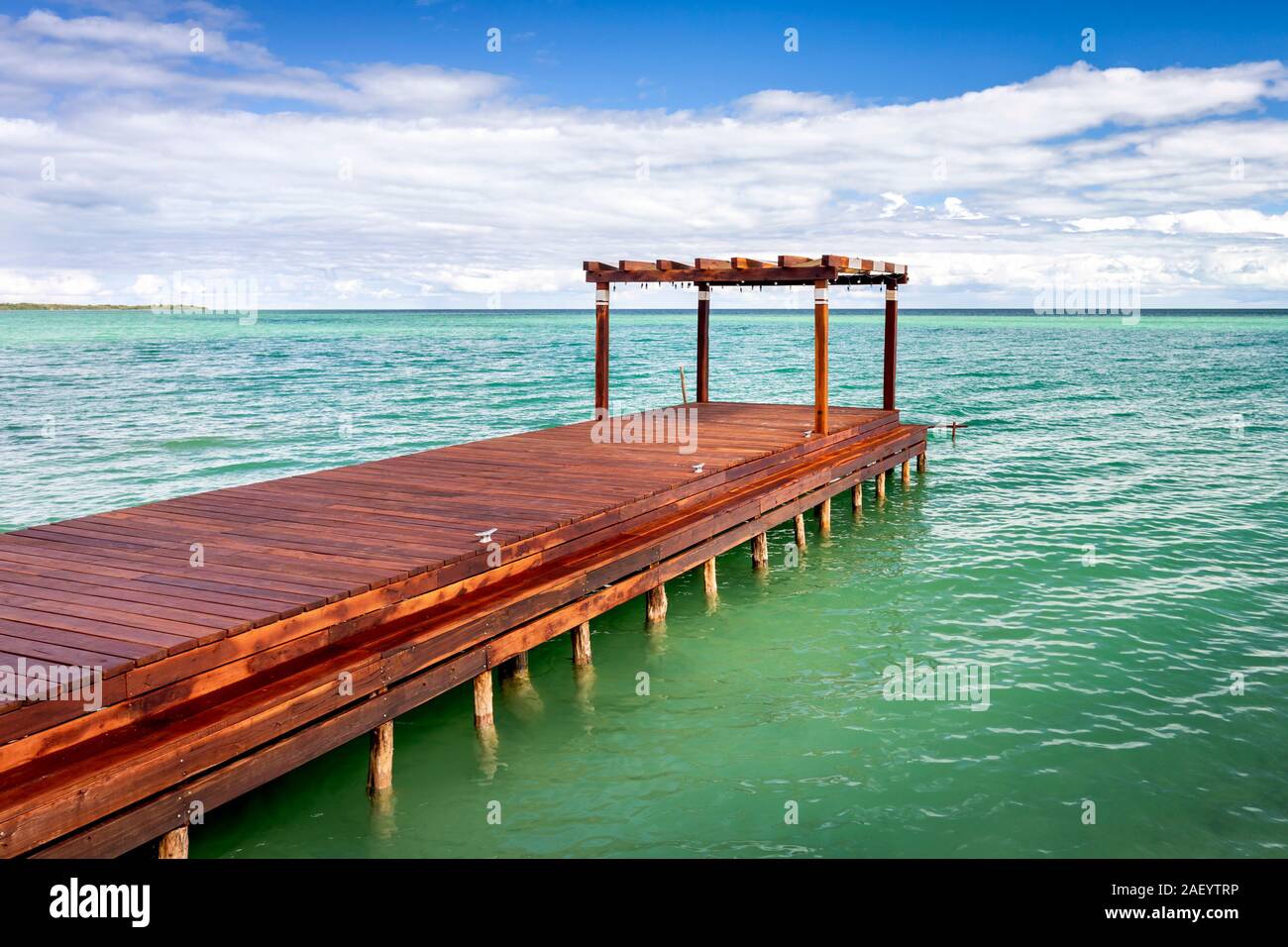 Les quais de plage Calderitas à Chetumal, Quintana Roo, Mexique. Banque D'Images