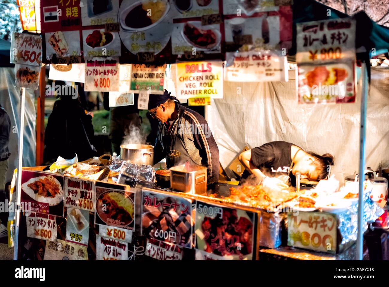 Kyoto, Japon - 9 Avril 2019 : parc Maruyama dans Gion soir nuit avec l'alimentation de rue repas riz au curry et le chef homme gens Banque D'Images