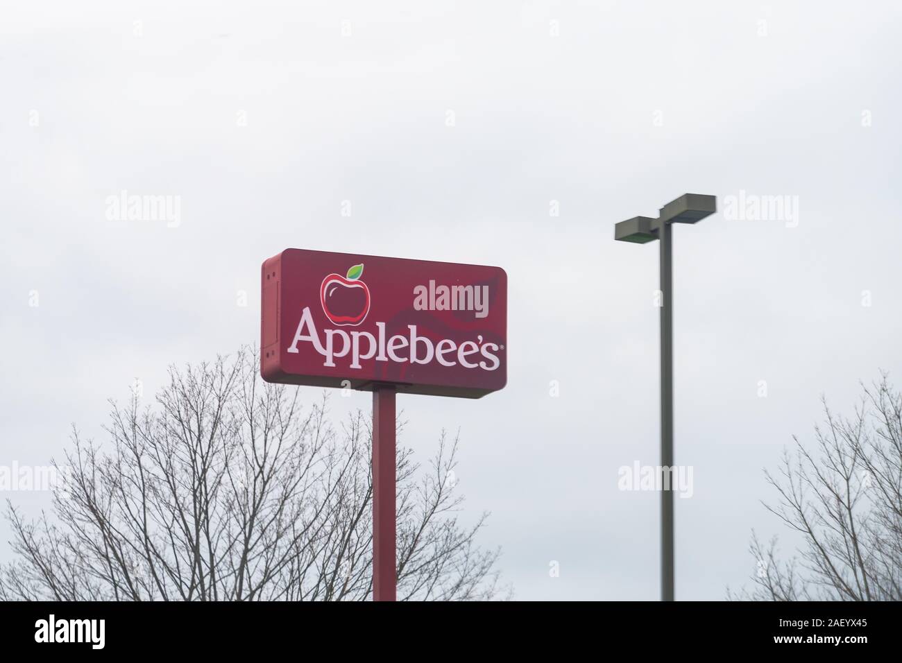 Wytheville, USA - Le 19 avril 2018 : Libre de signer pour l'Applebee's restaurant sur poster contre ciel nuageux dans la petite ville de Wythe County, Virginie Banque D'Images